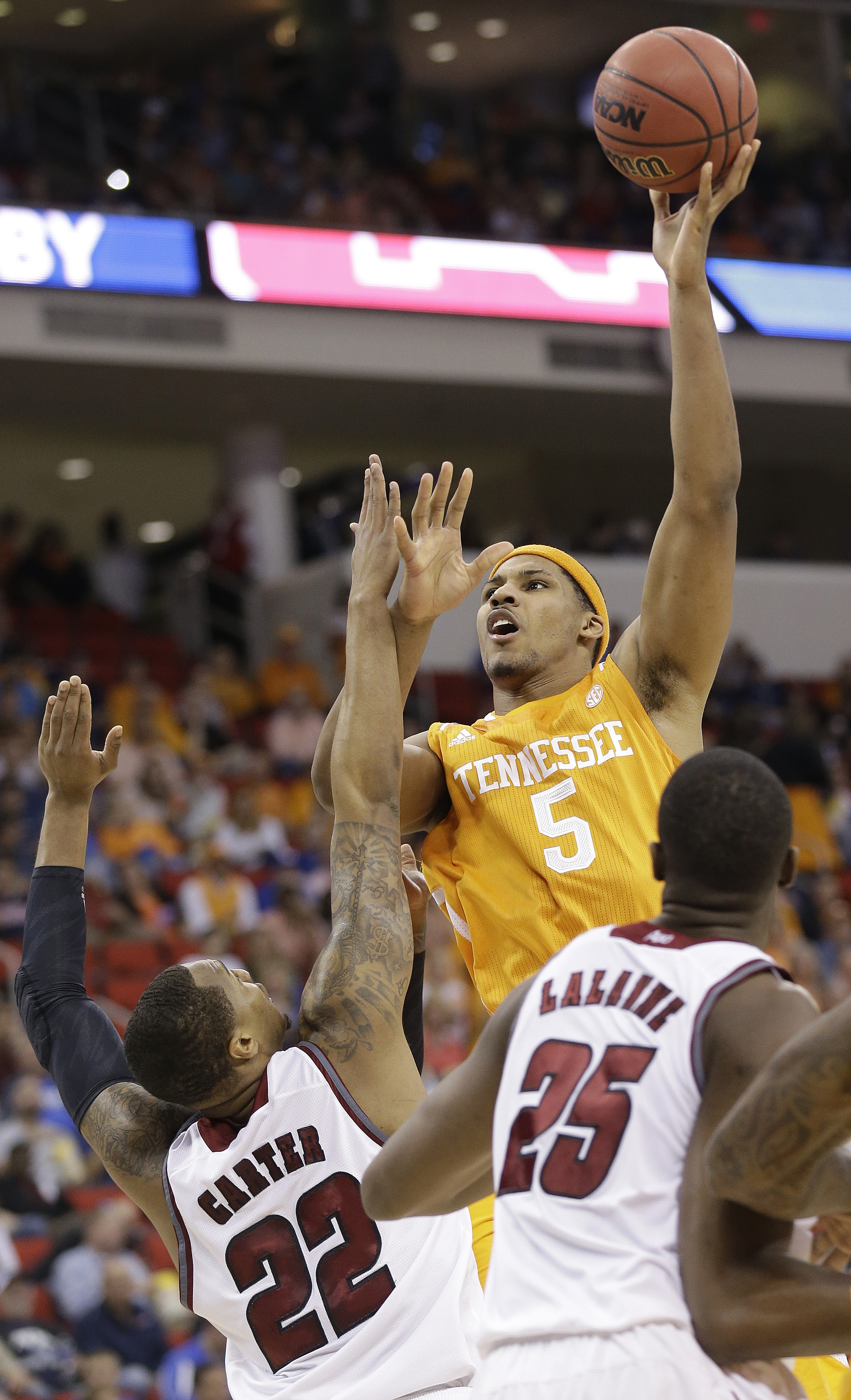 Tennessee beats Massachusetts 86-67 in NCAAs