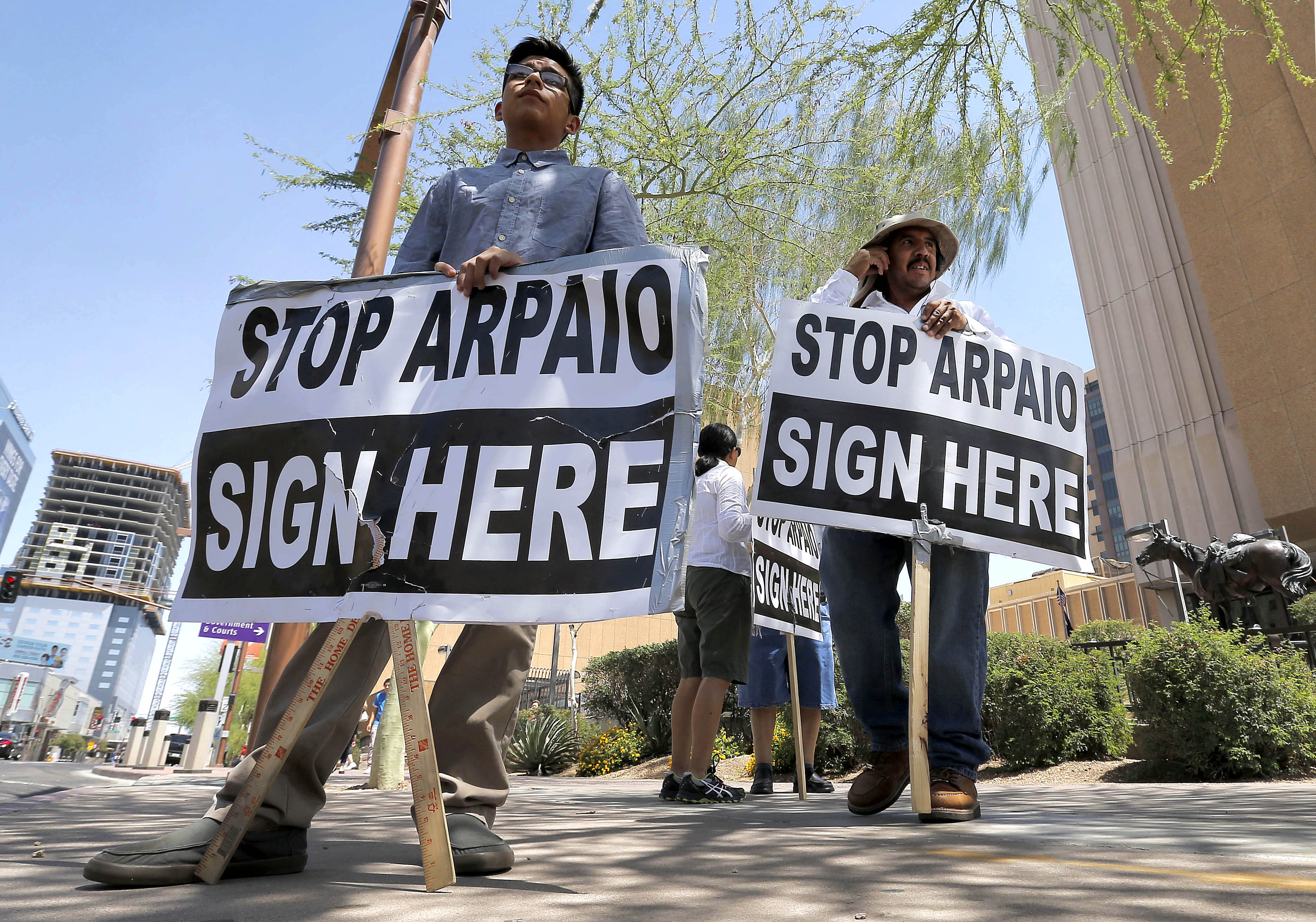 Arizona woos Mexico, downplays anti-immigrant law