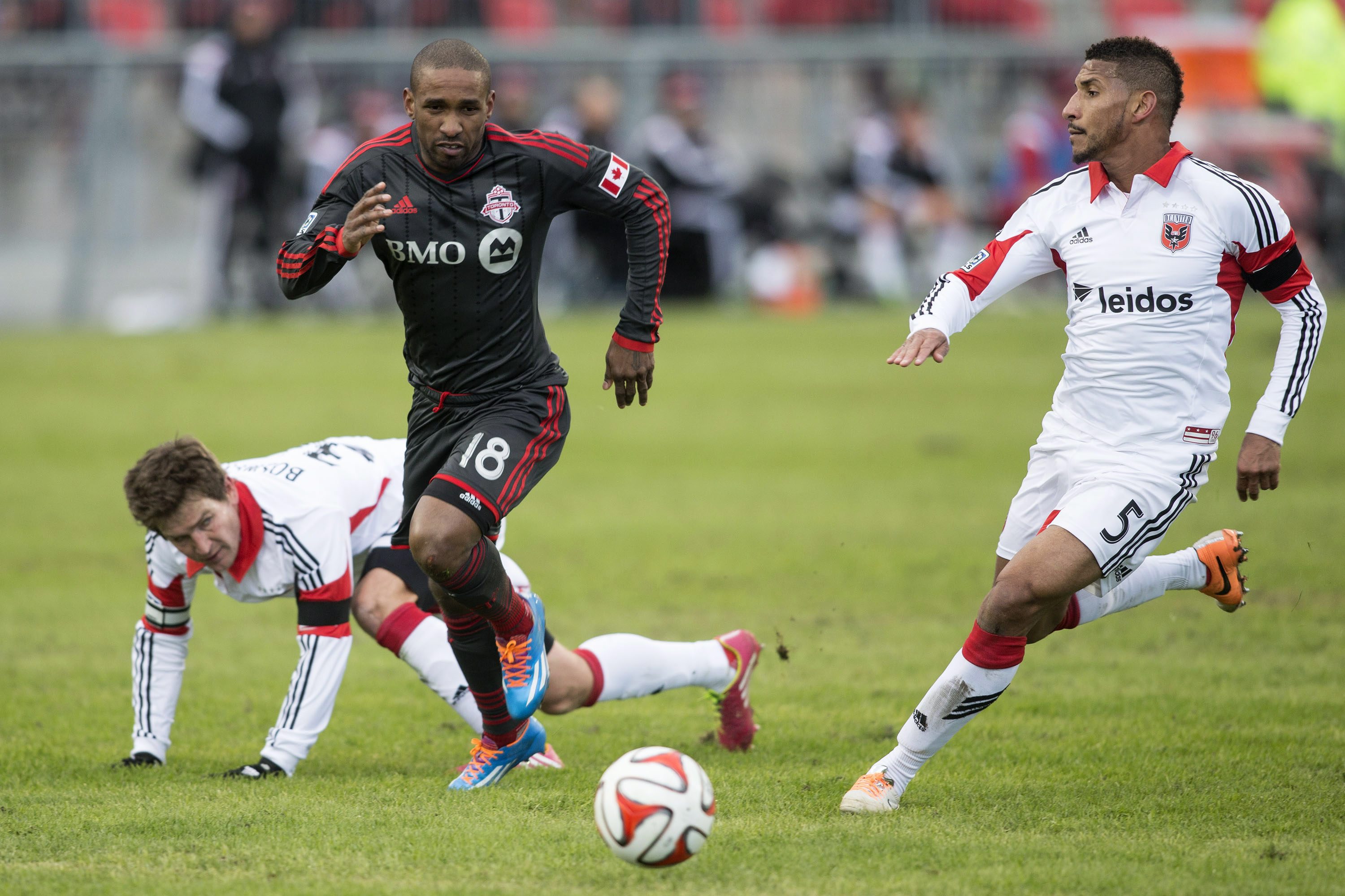 Defoe scores 3rd goal, Toronto tops United 1-0