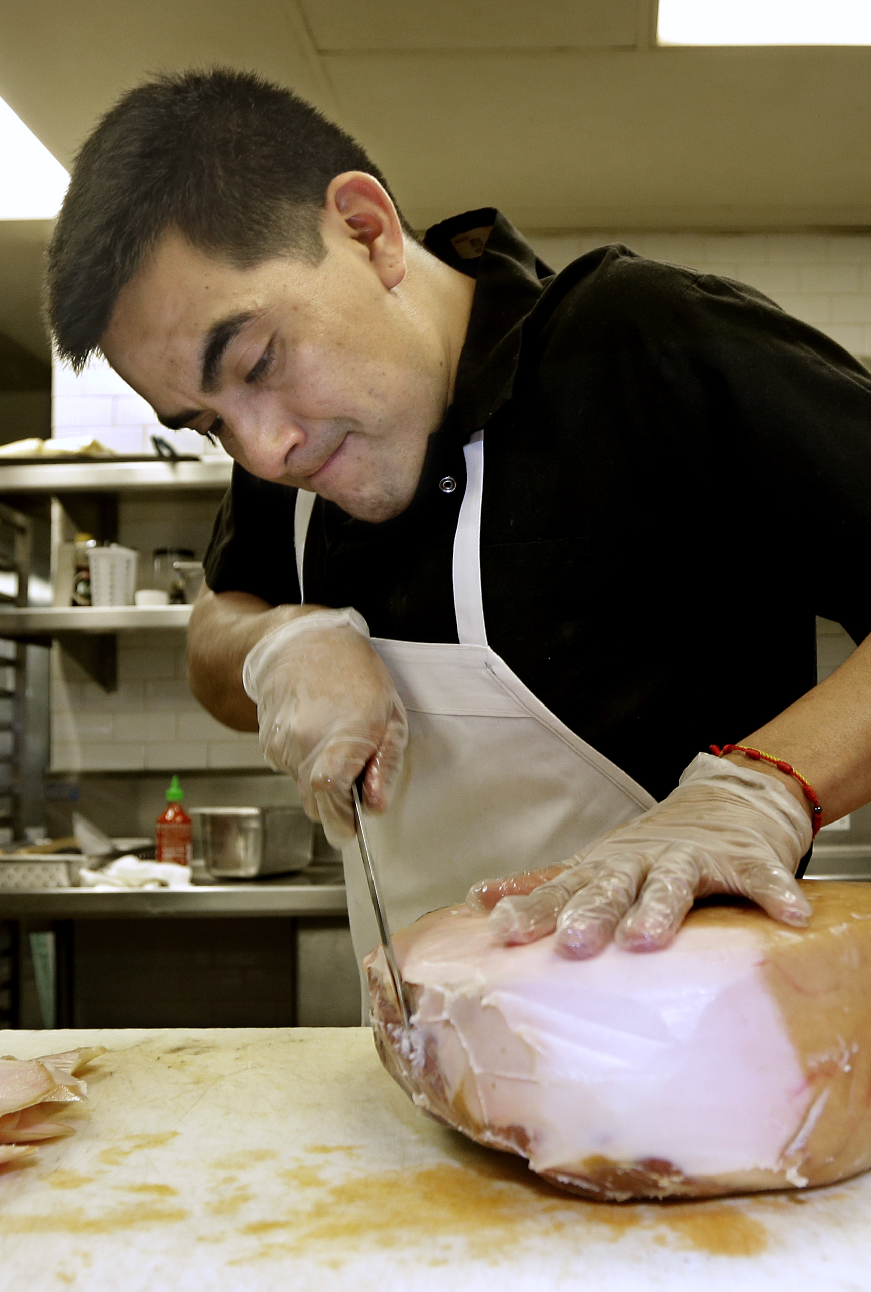 In California, chefs fight for bare-hand contact
