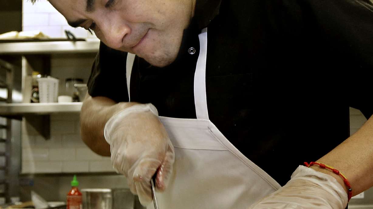 In California, chefs fight for bare-hand contact