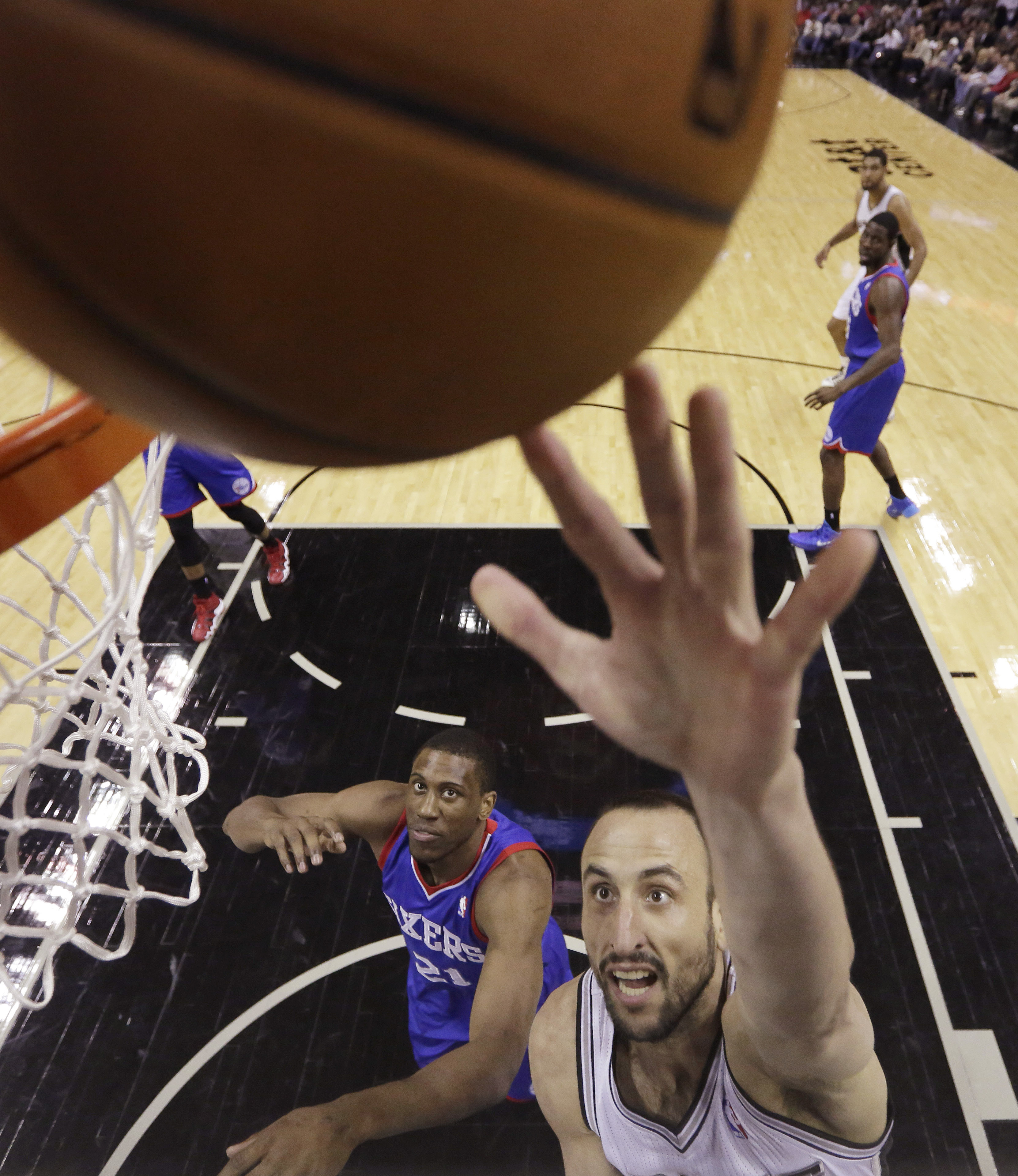Spurs win 14th straight, 76ers' skid now at 25