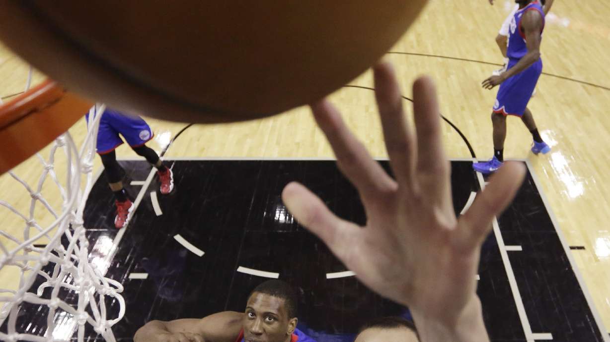 Spurs win 14th straight, 76ers' skid now at 25