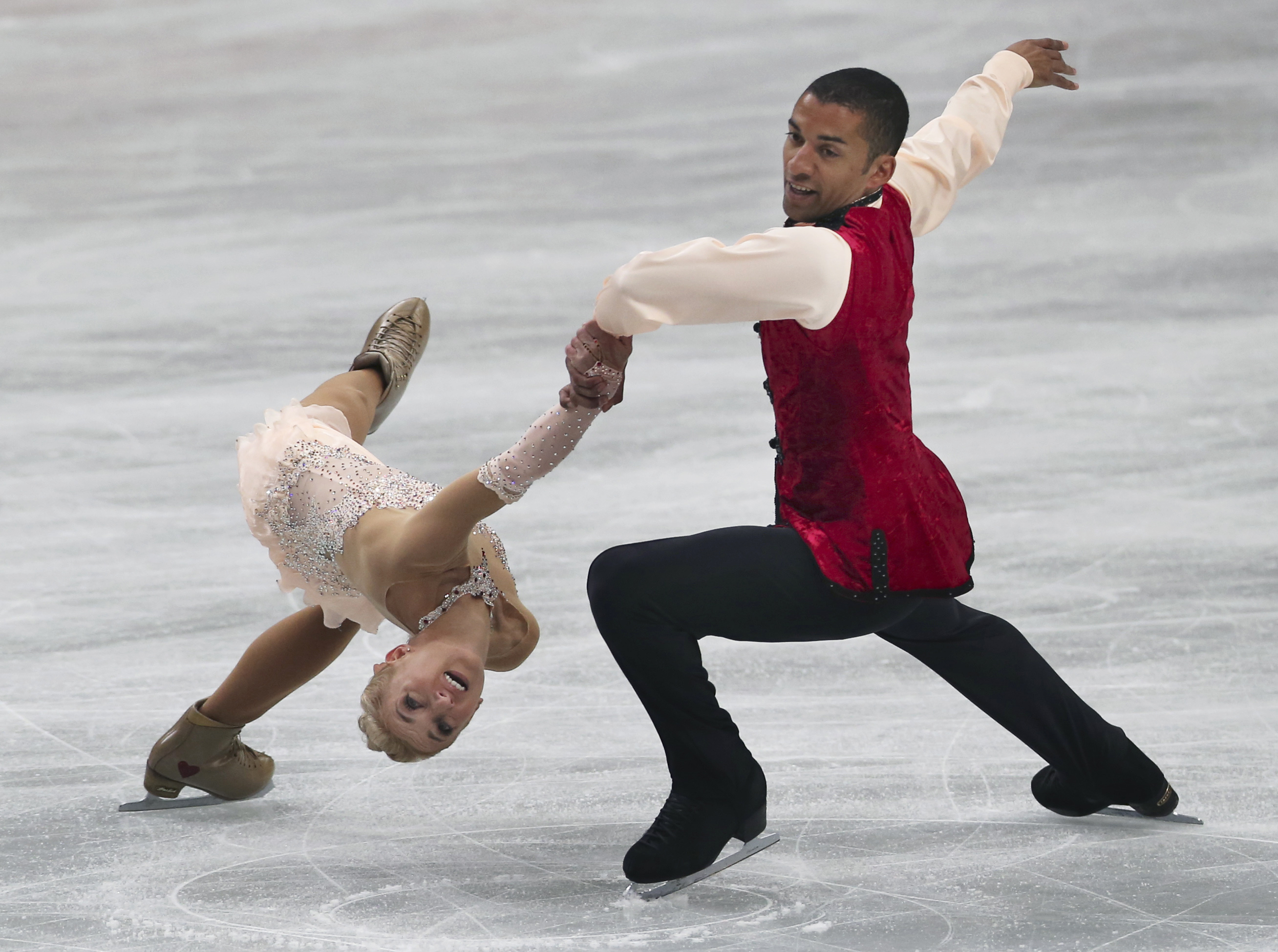 Savchenko, Szolkowy win pairs event at worlds