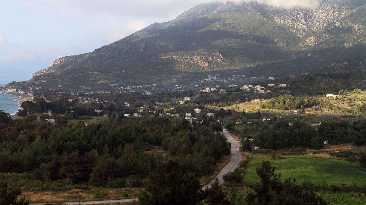 Activists: Syrian warplanes bomb rebels in Latakia