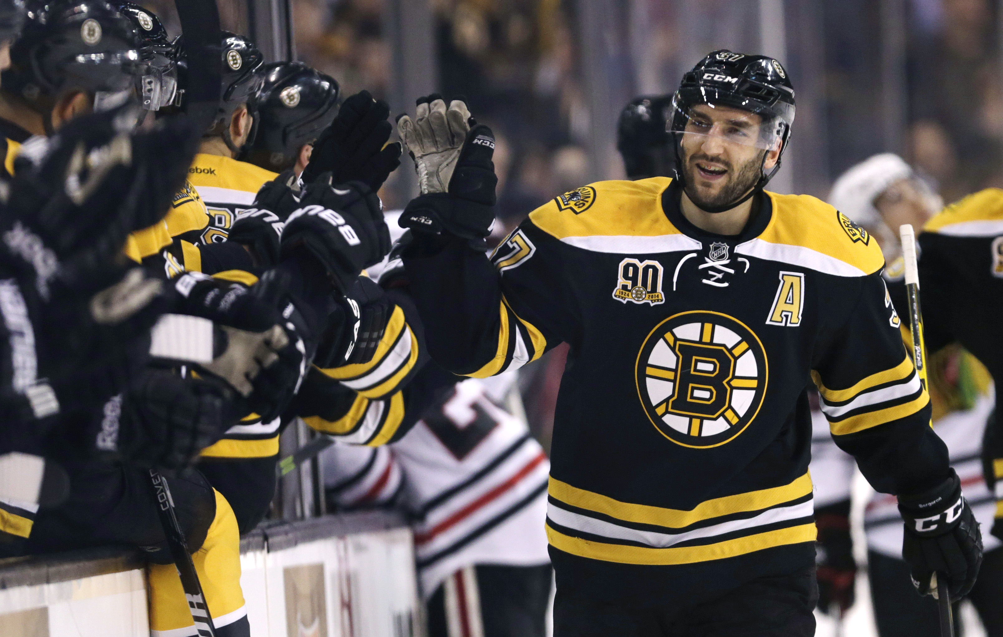 Bergeron scores twice, Bruins top Blackhawks 3-0