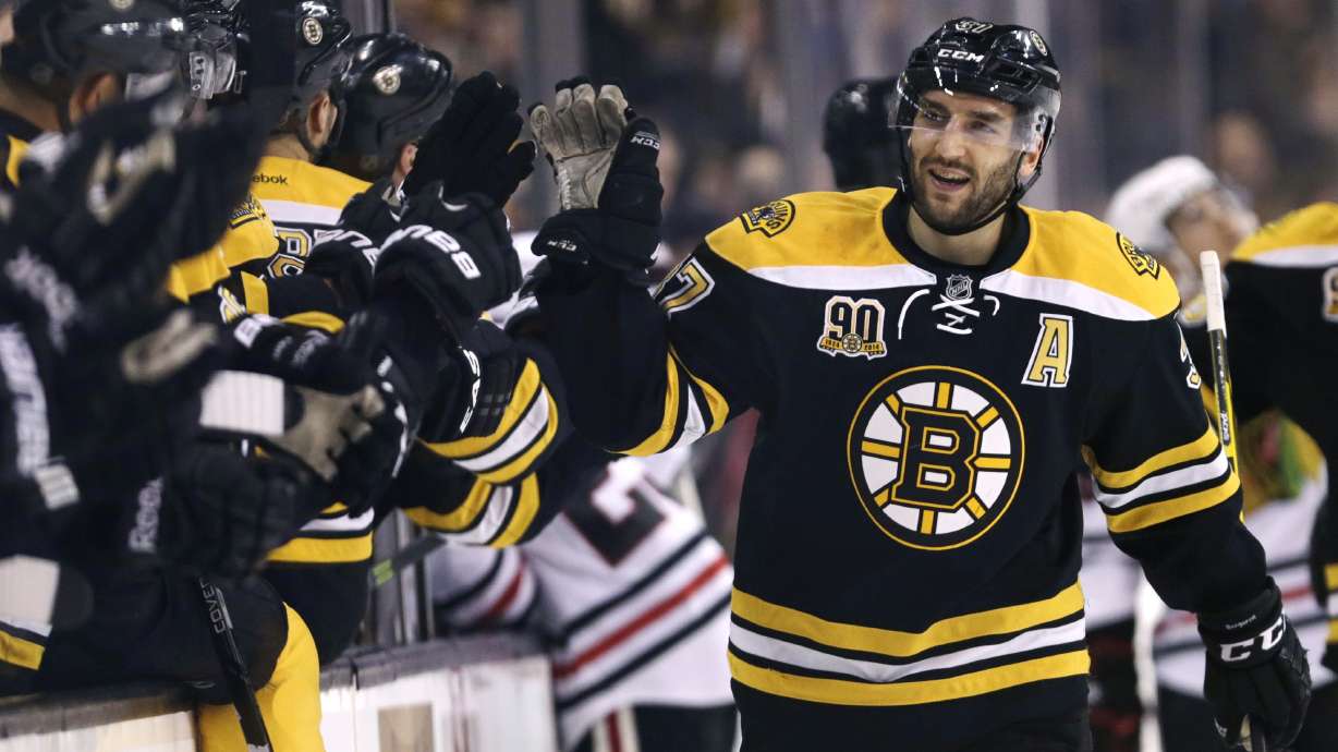 Bergeron scores twice, Bruins top Blackhawks 3-0