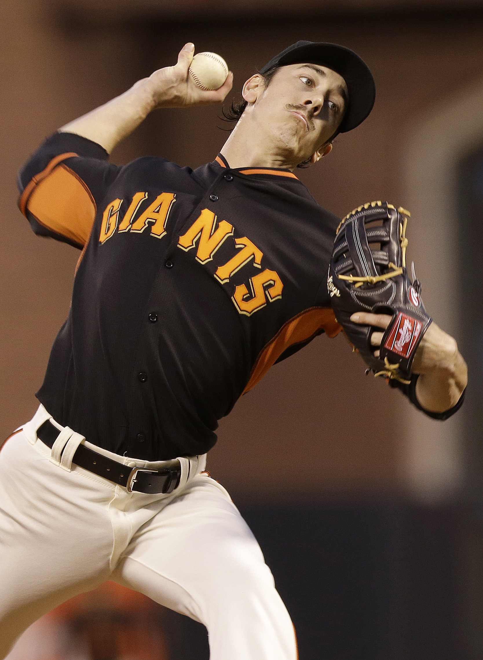 Tim Lincecum goes down with bruised left knee