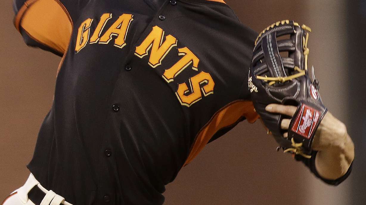 Tim Lincecum goes down with bruised left knee