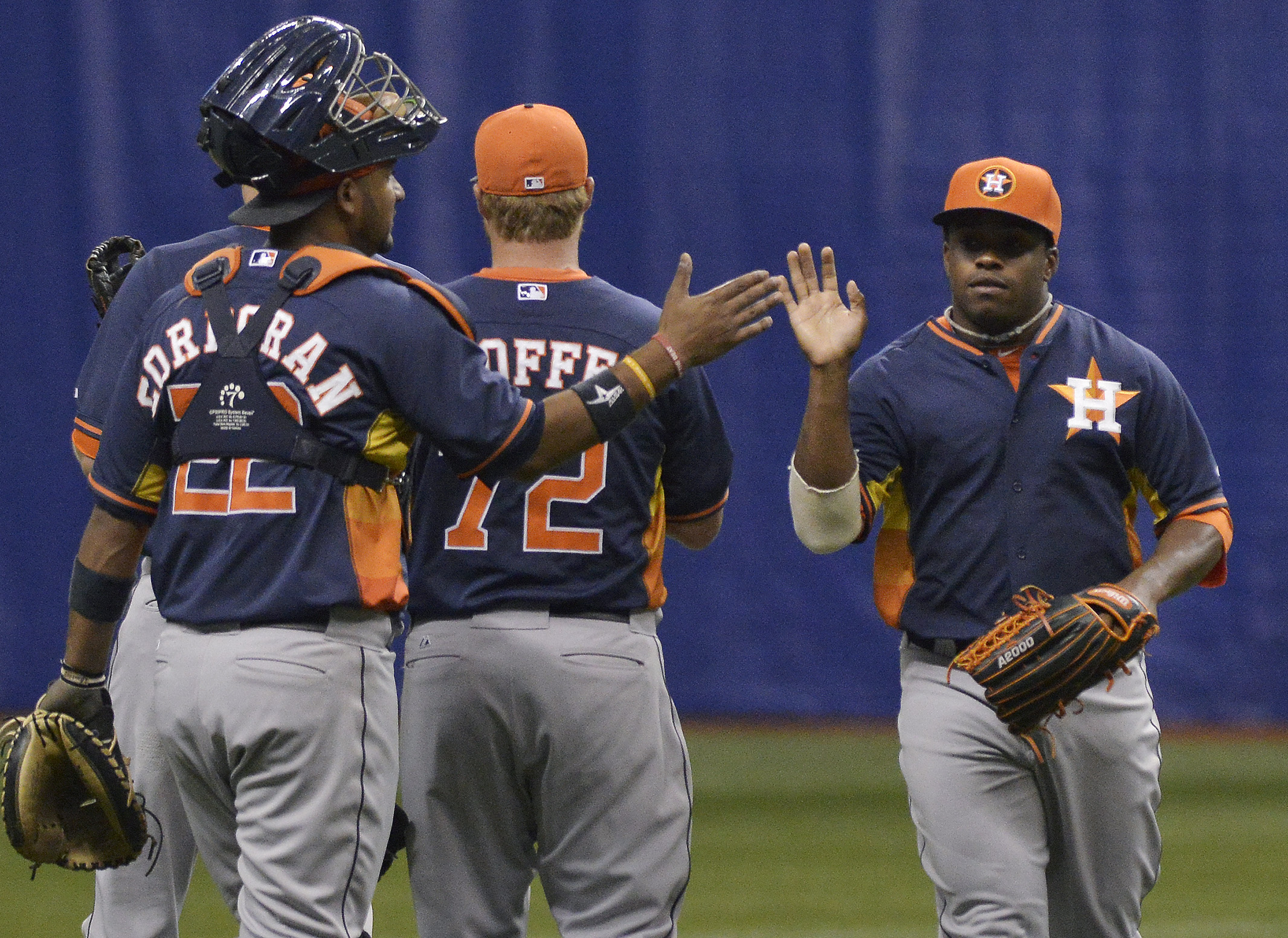 Carter homers, Astros top Rangers 6-5 in Alamodome