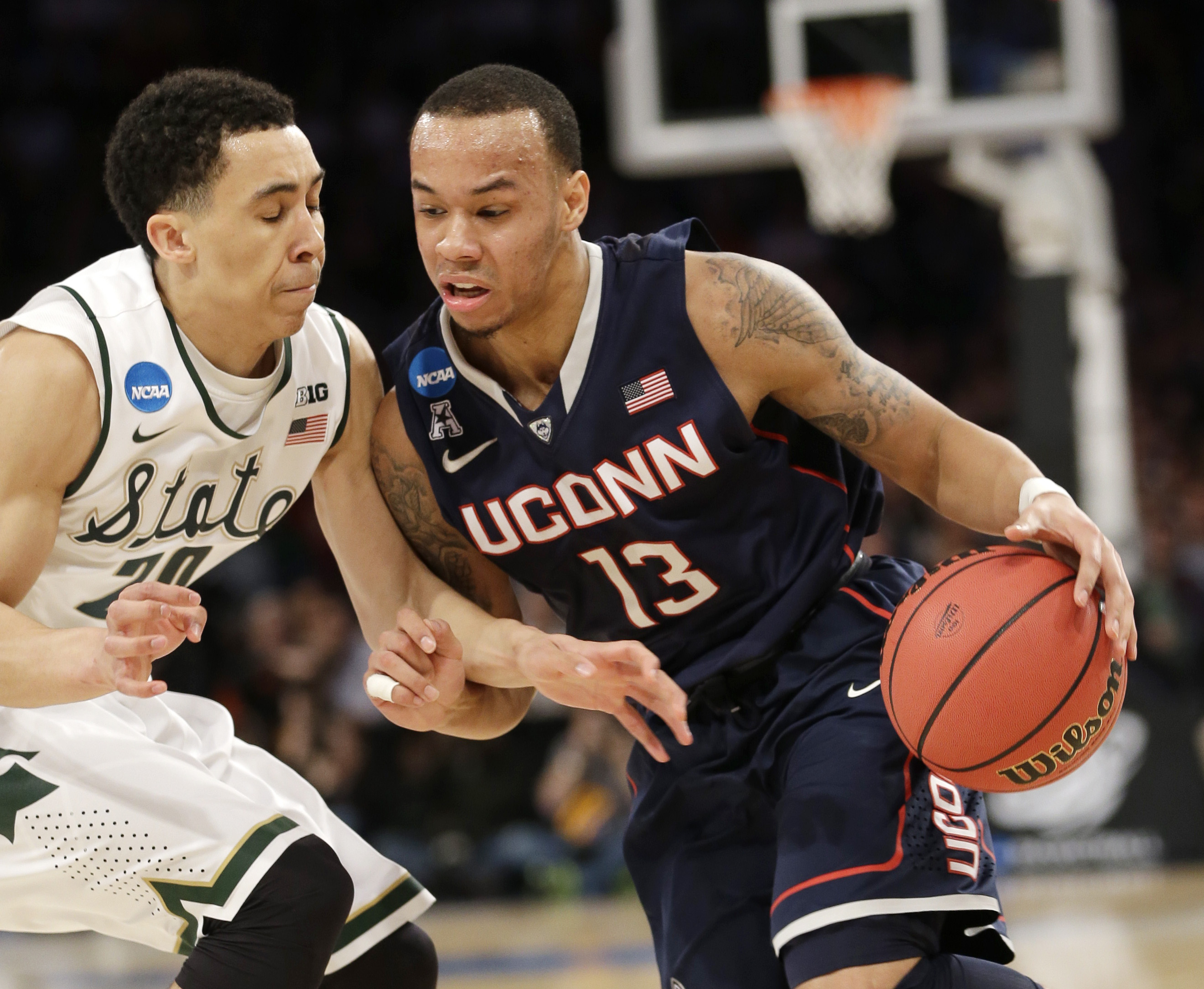 UConn upsets Michigan St 60-54, back to Final Four