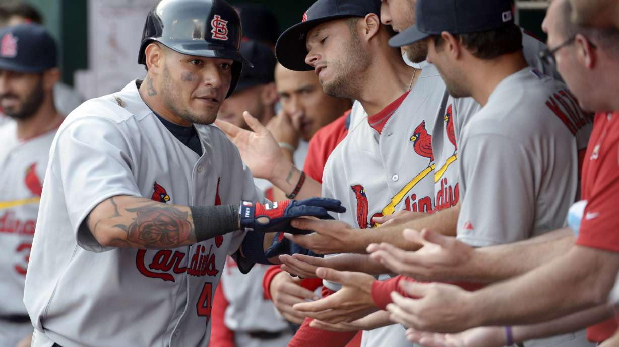 Molina's HR leads Cardinals over Reds 1-0