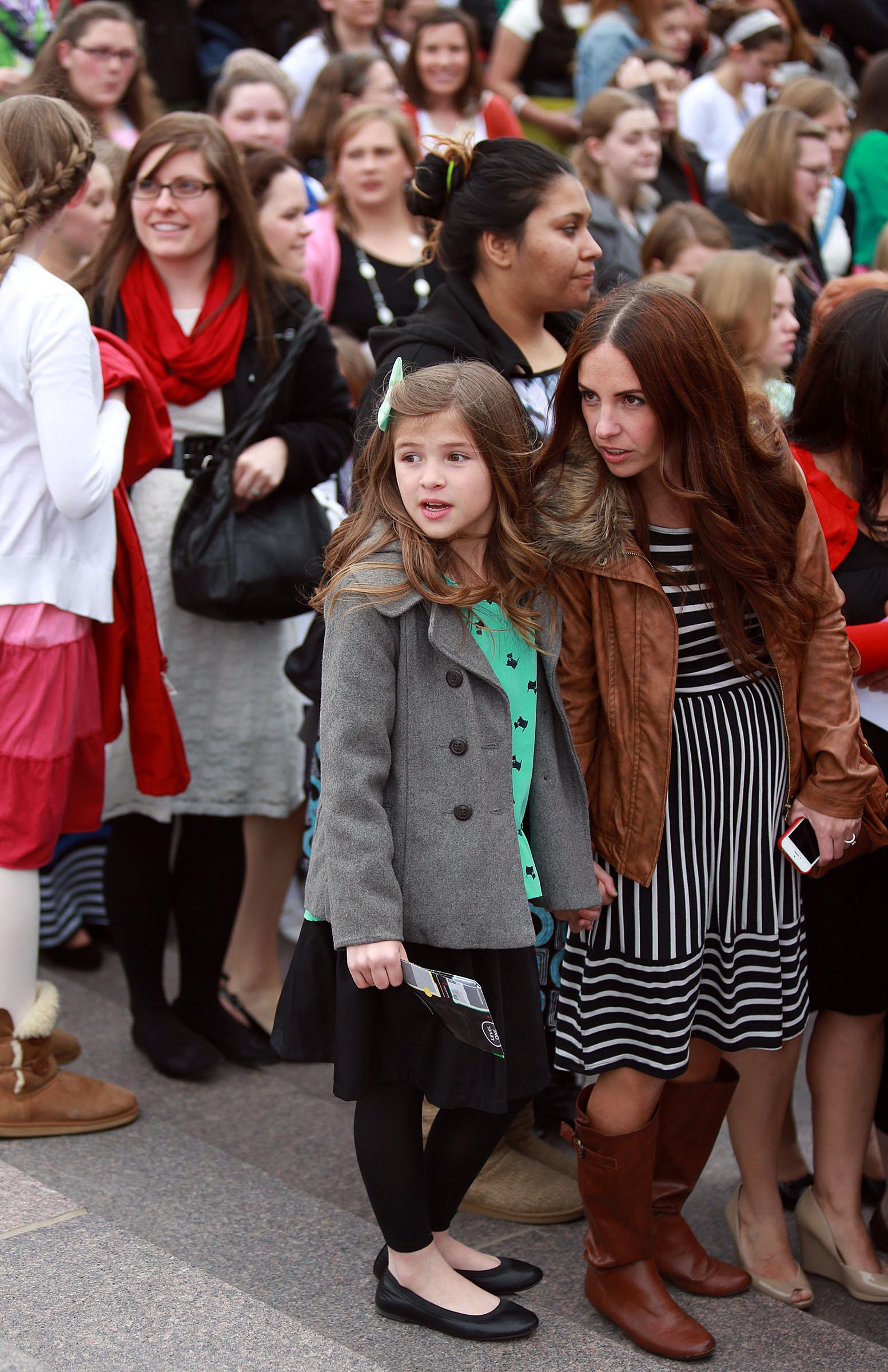 Mujeres SUD de todas las edades participan de una reunión histórica
