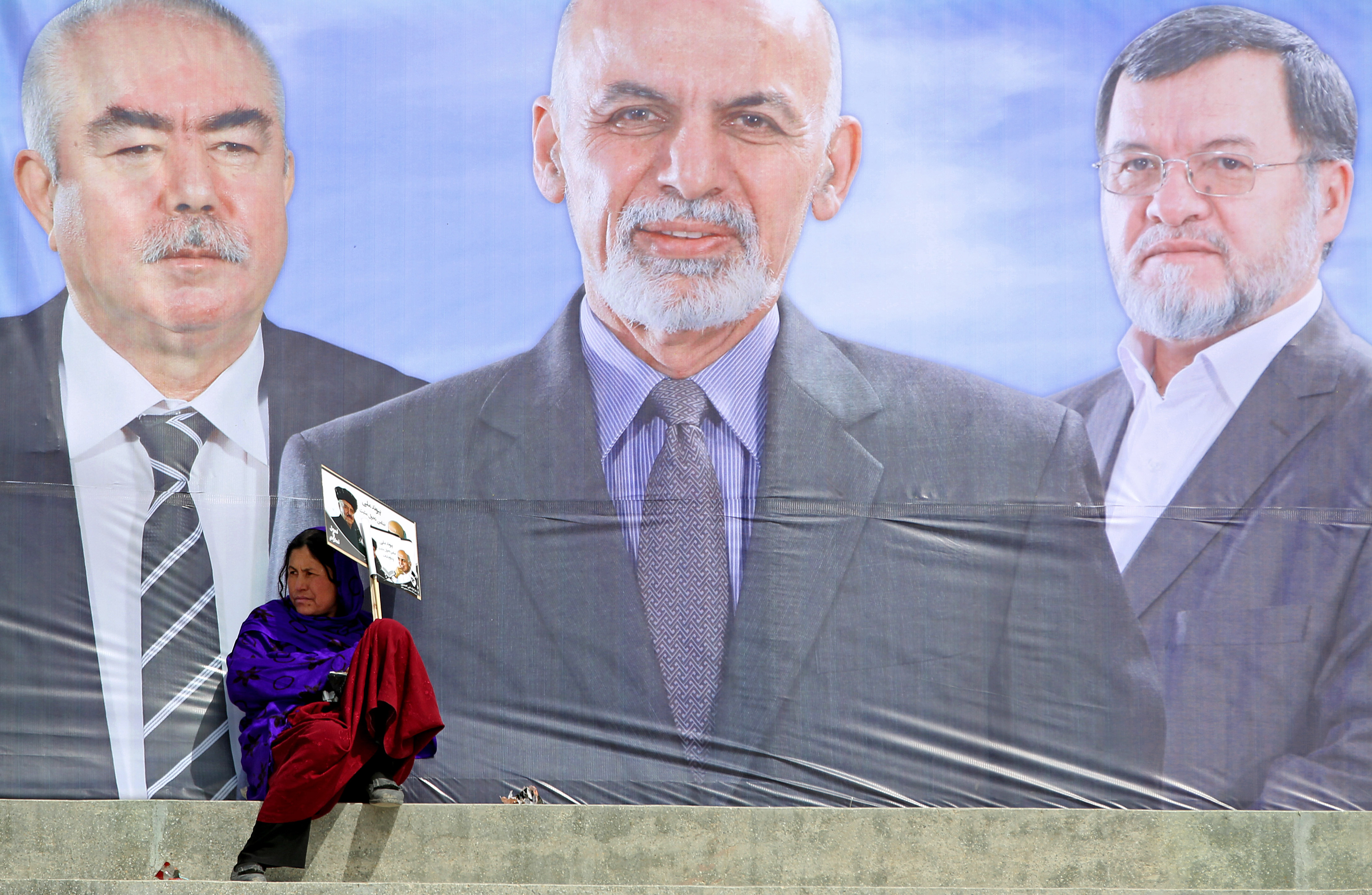 AP Interview: Afghan candidate praises Karzai