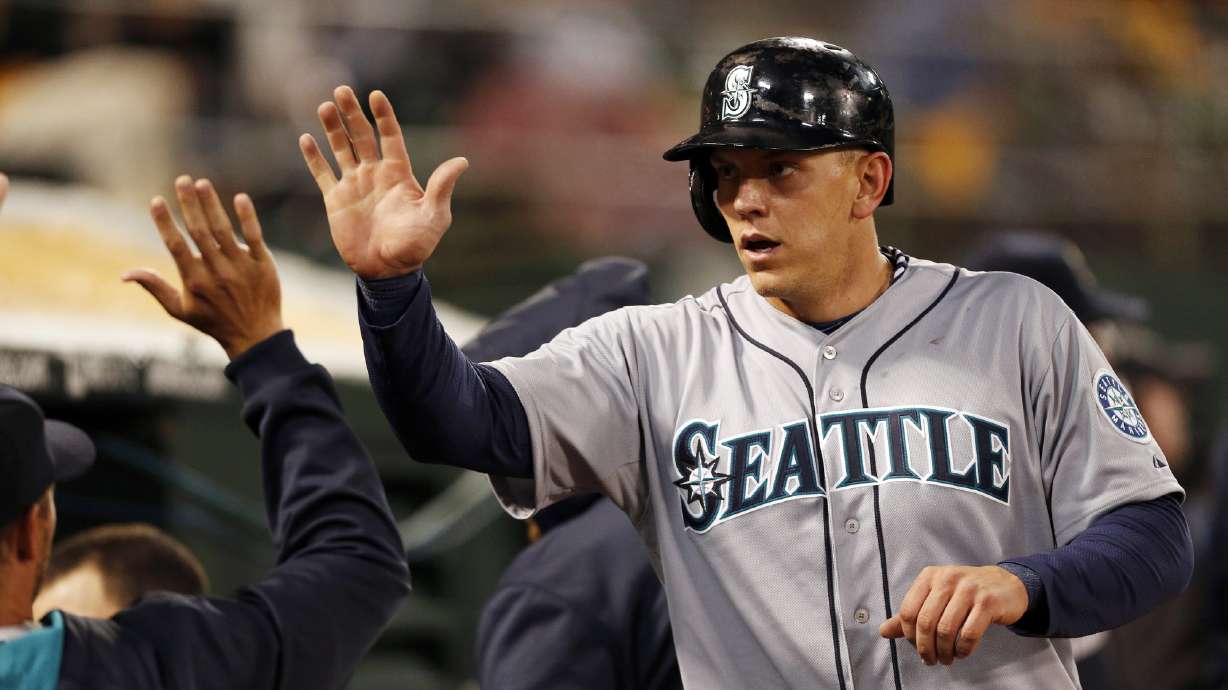 Mariners' Elias gets no decision in debut