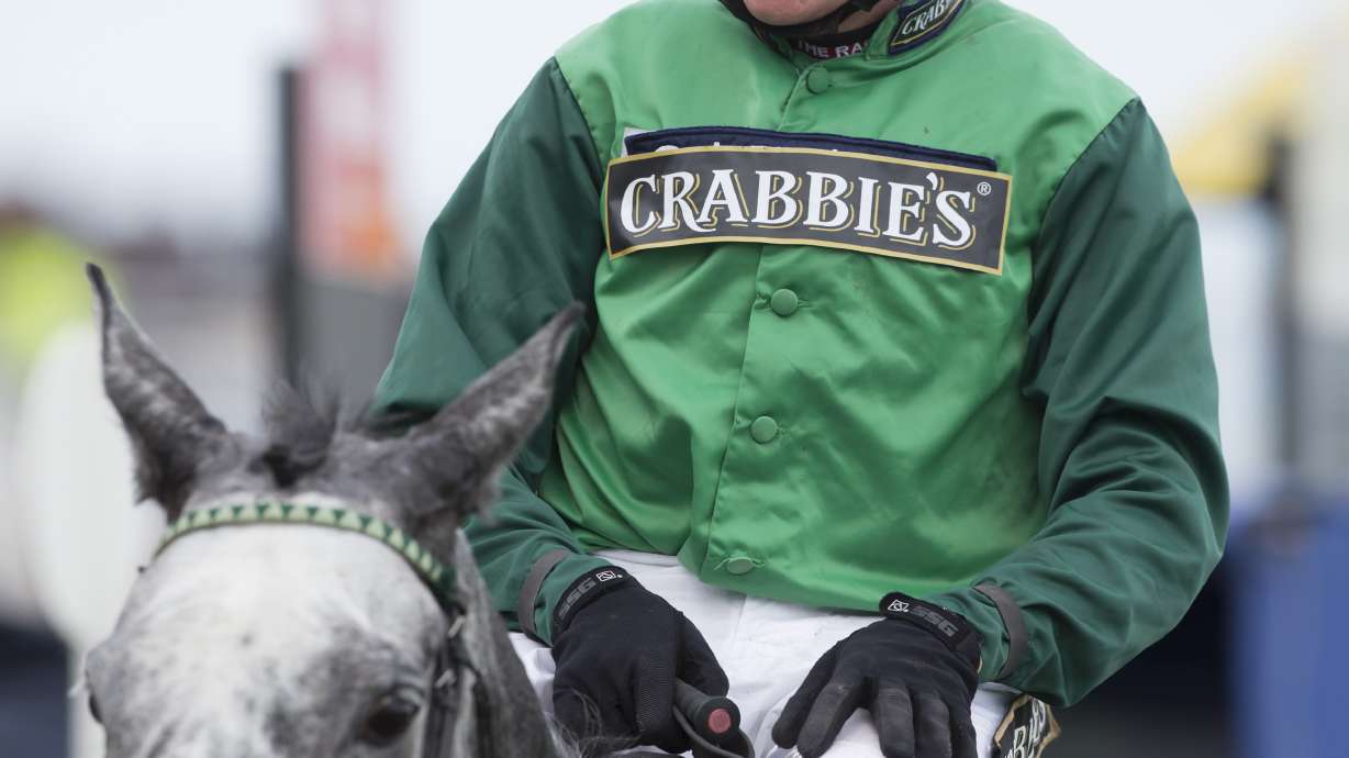 4 jockeys hurt in falls on Grand National fences