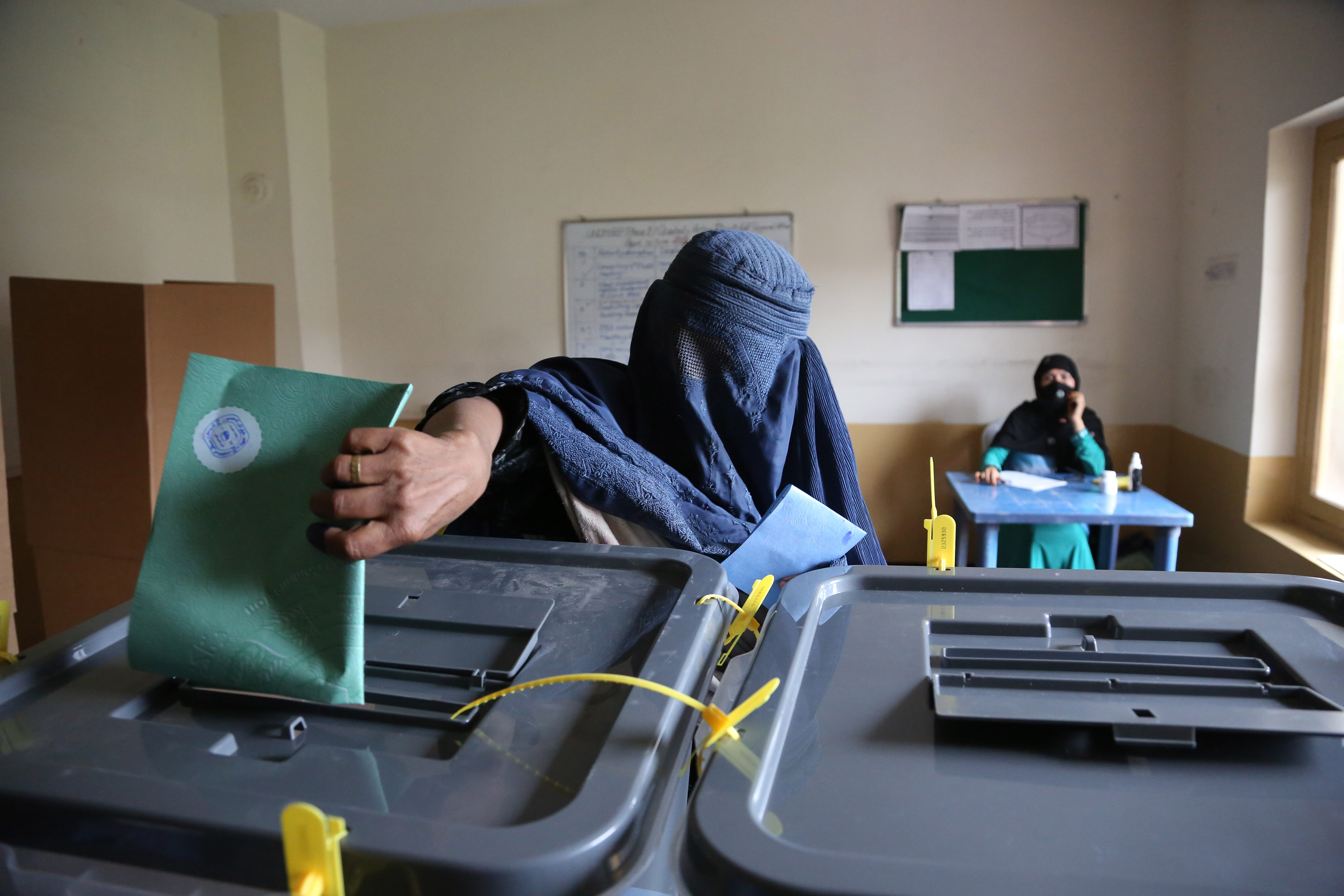 Afghans defy Taliban threat to vote in droves
