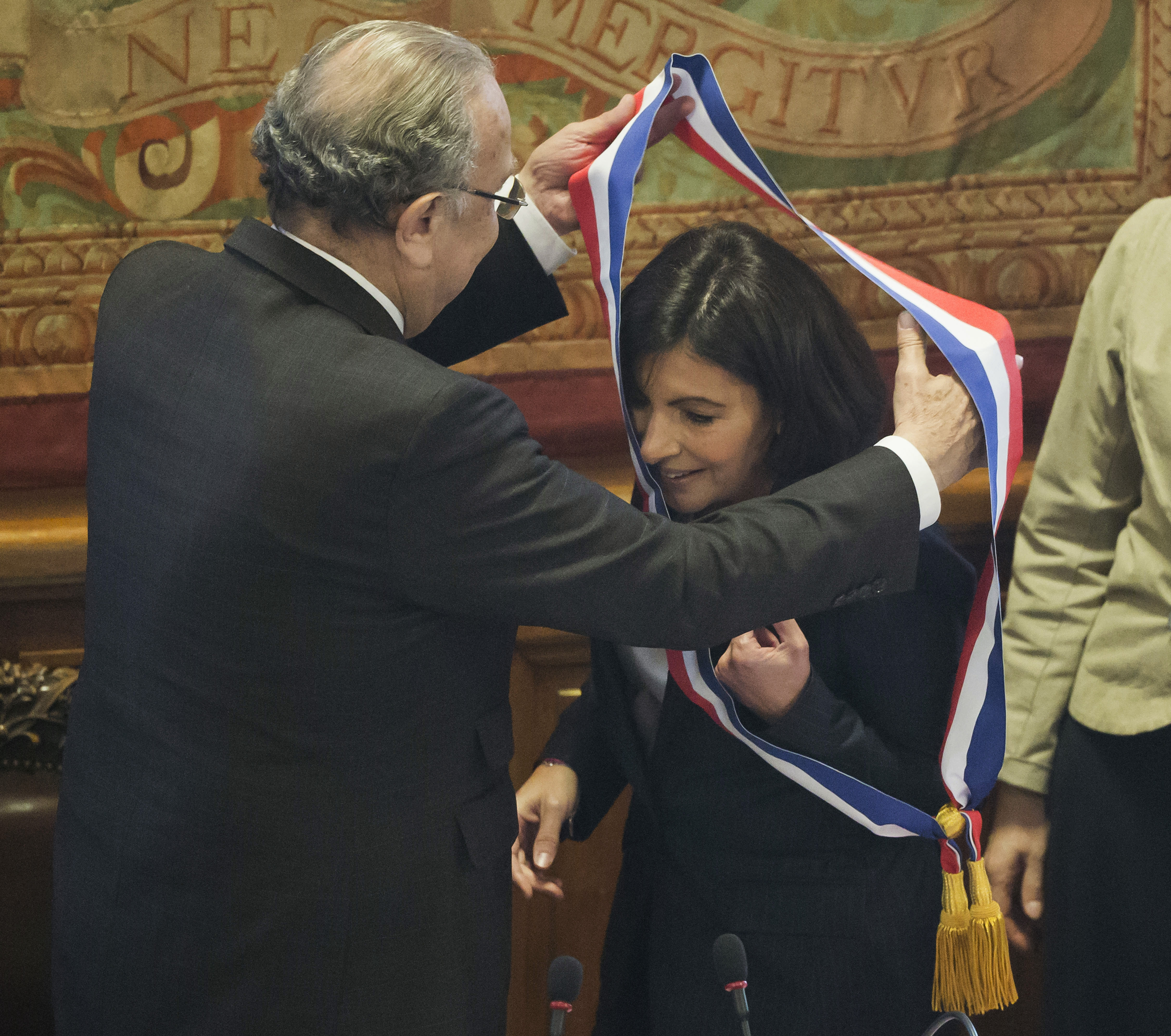 First female mayor of Paris takes office