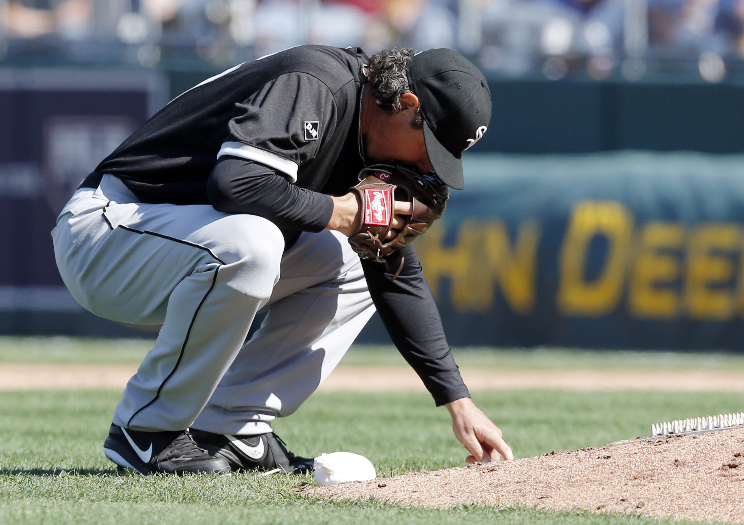 Danks struggles uncharacteristically vs. Royals