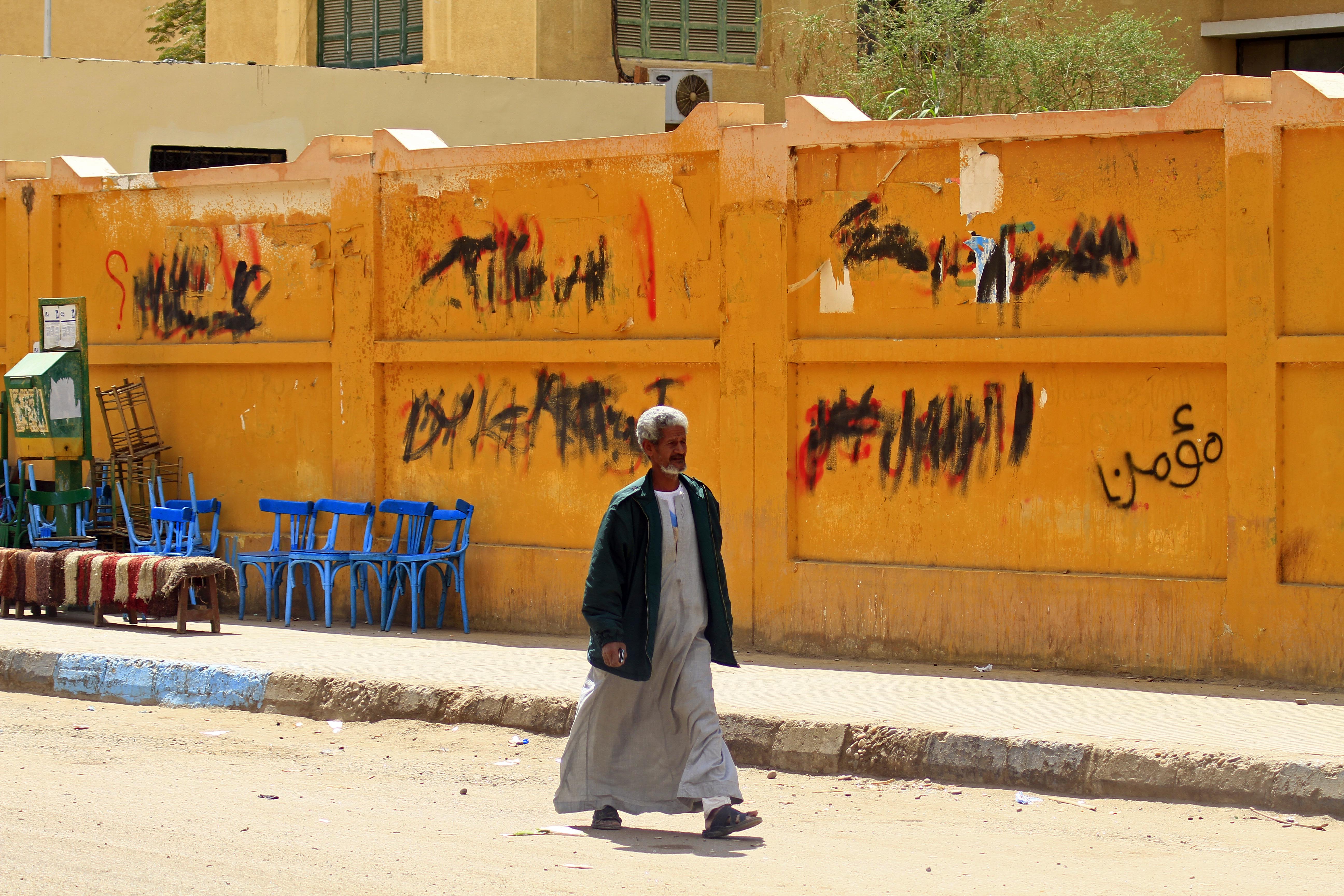 Family feud resumes in southern Egypt, killing 2