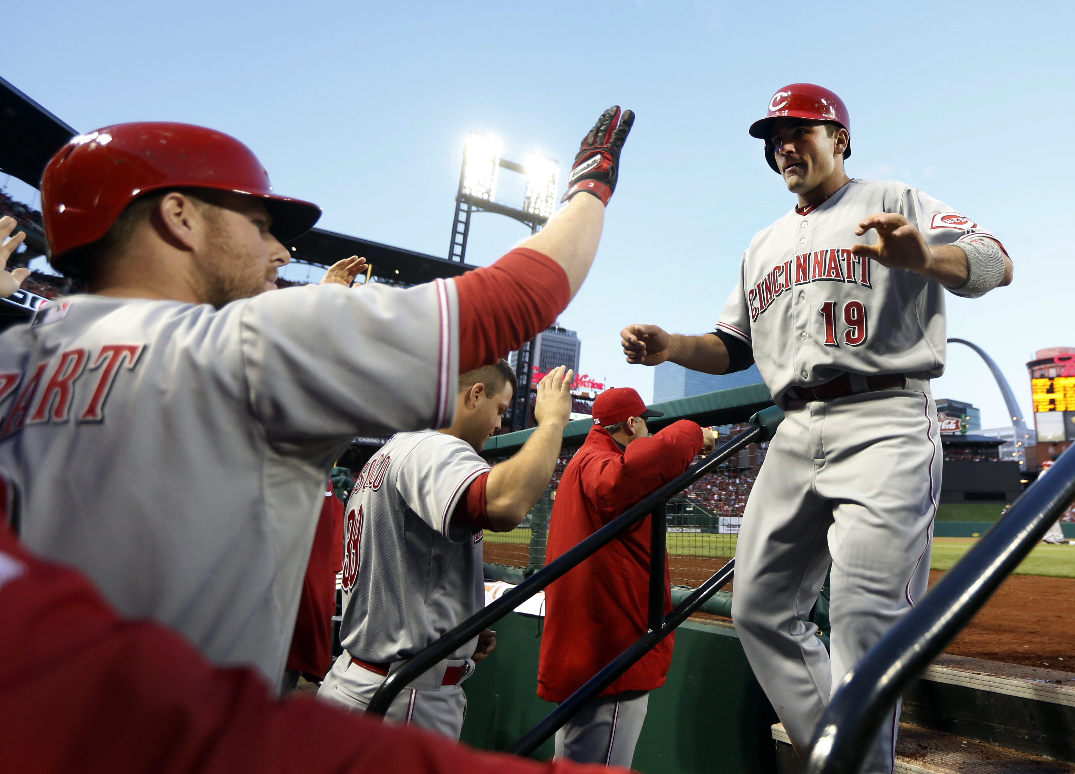 Reds stumble in St. Louis again, lose 7-5
