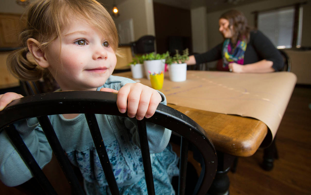 Cada vez más madres eligen ser amas de casa, según estudios.