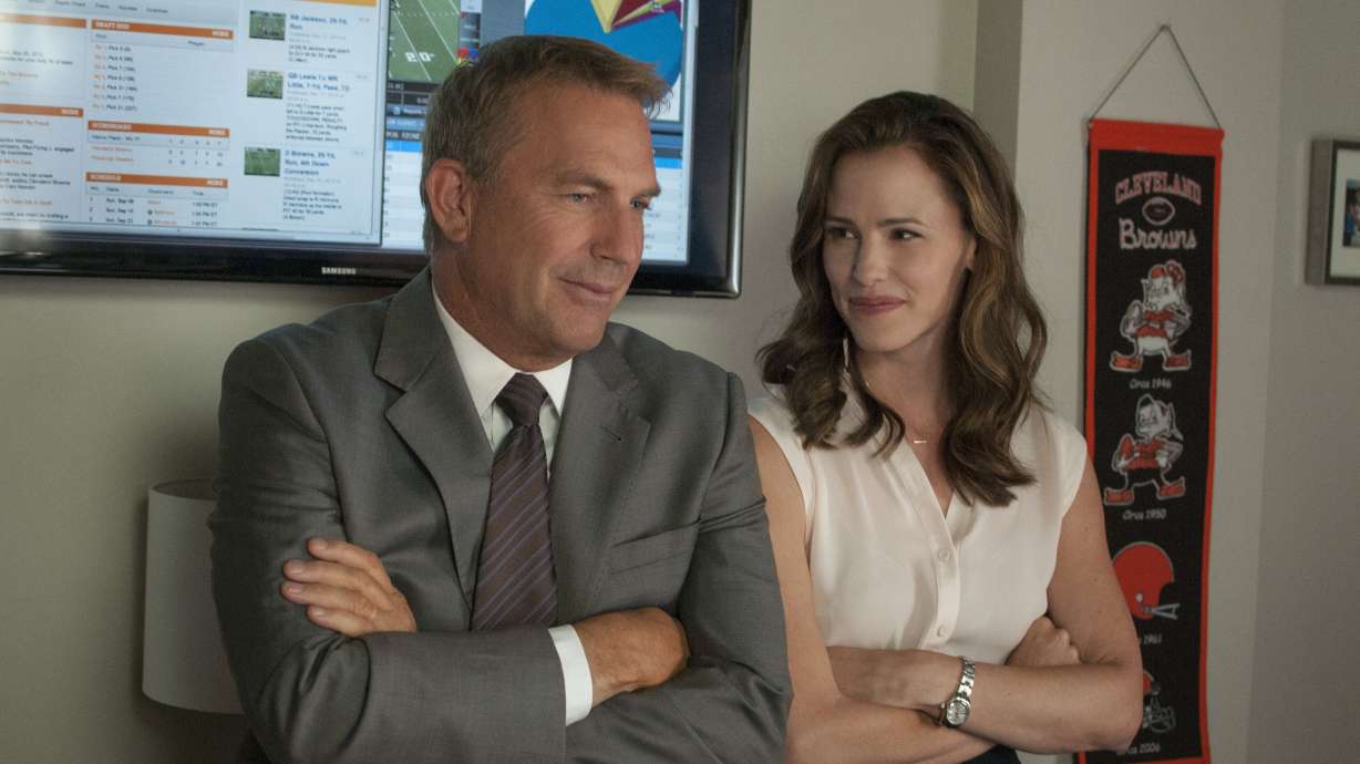 Review: 'Draft Day' is an off-season gift