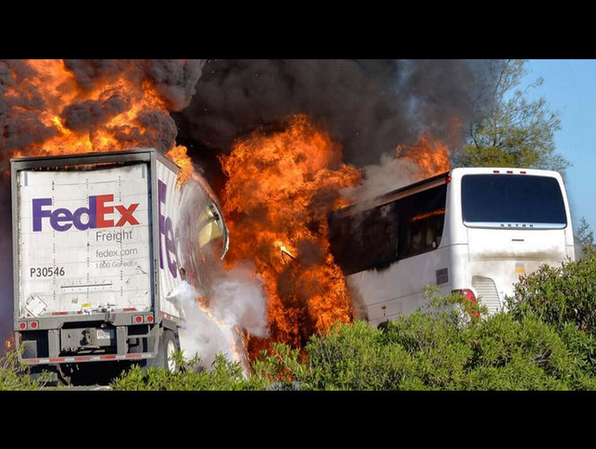 Colisión vial deja 10 muertos en California