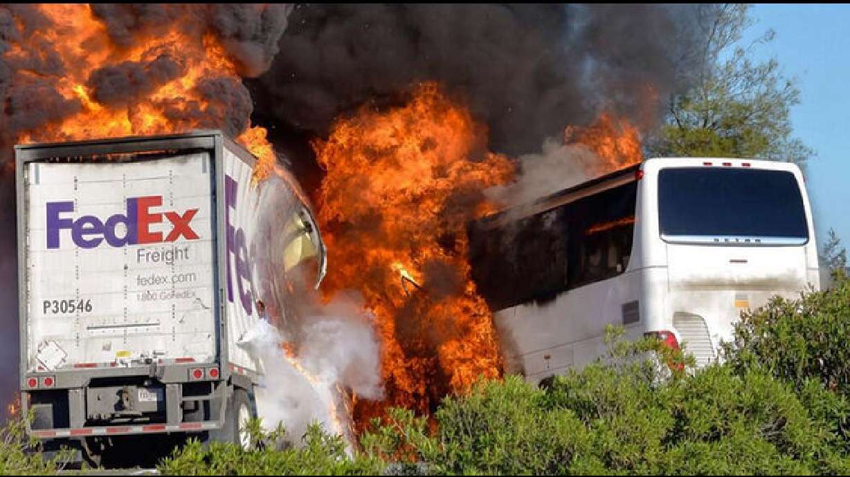 Colisión vial deja 10 muertos en California