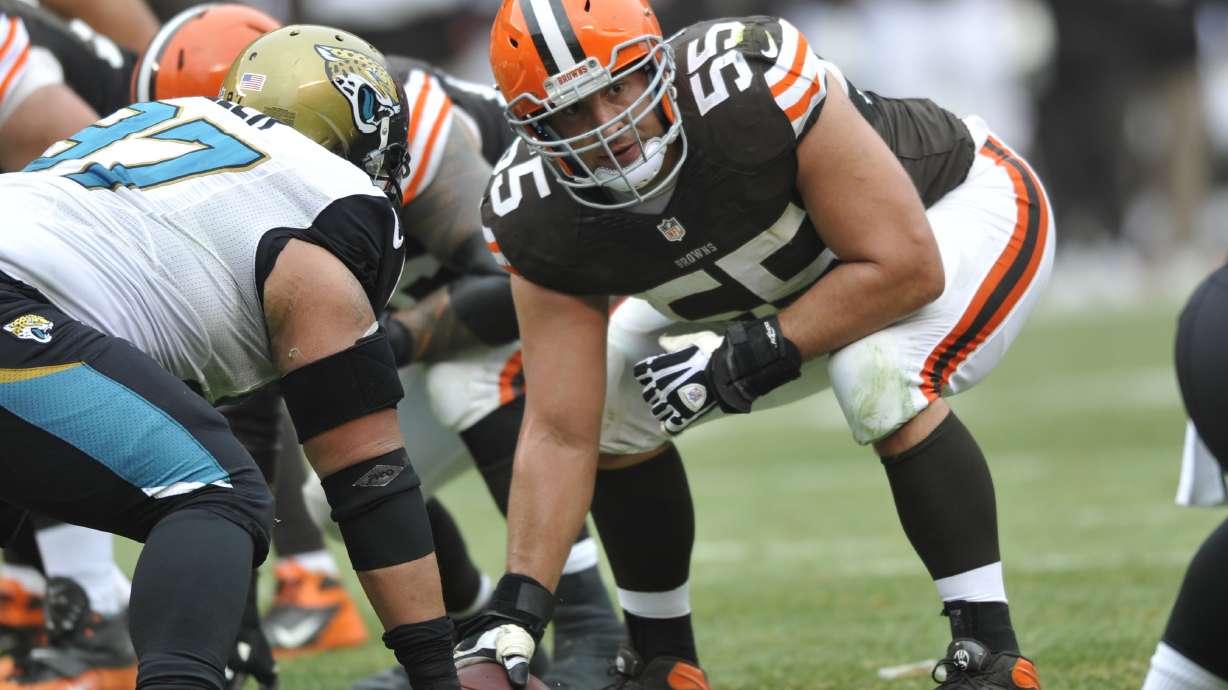 Center Alex Mack signs offer sheet with Jaguars
