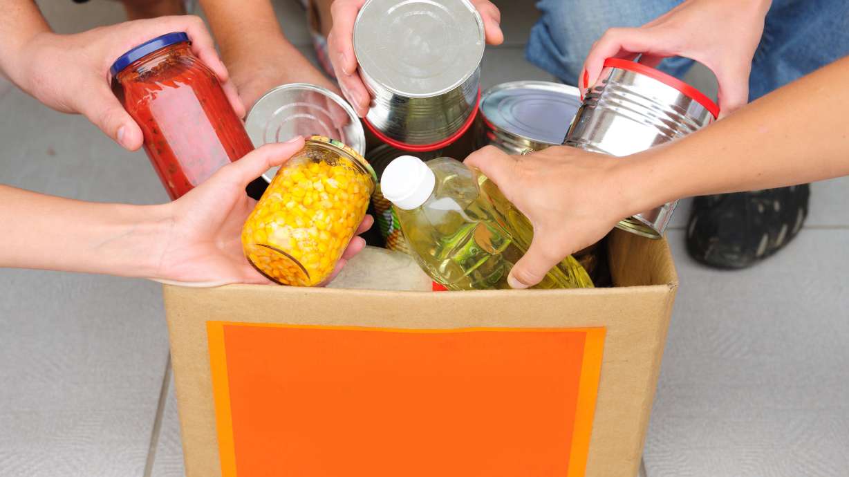 Familia de joven secuestrado en Uruguay entrega alimentos