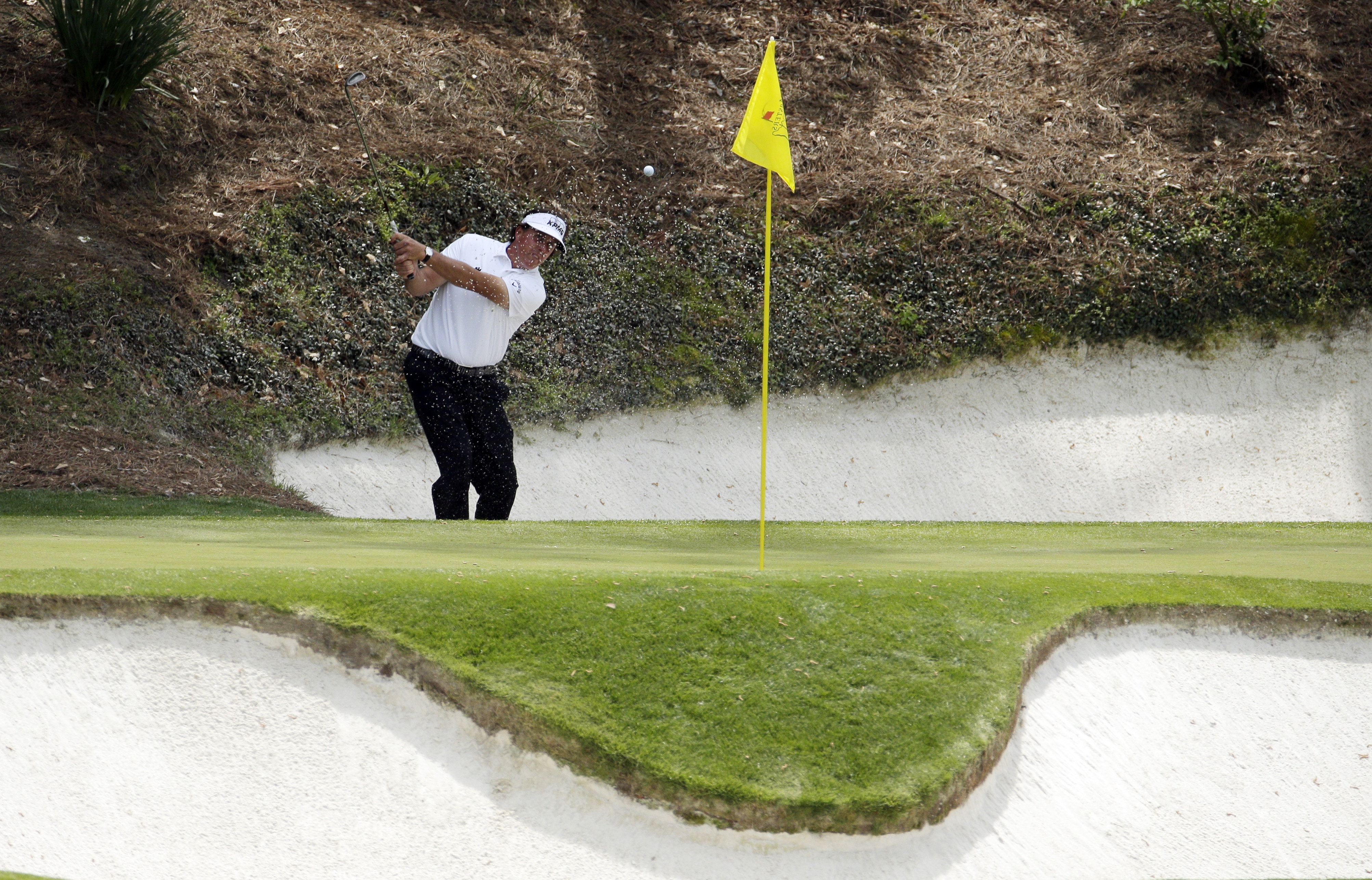 Mickelson struggles, misses the cut at Augusta