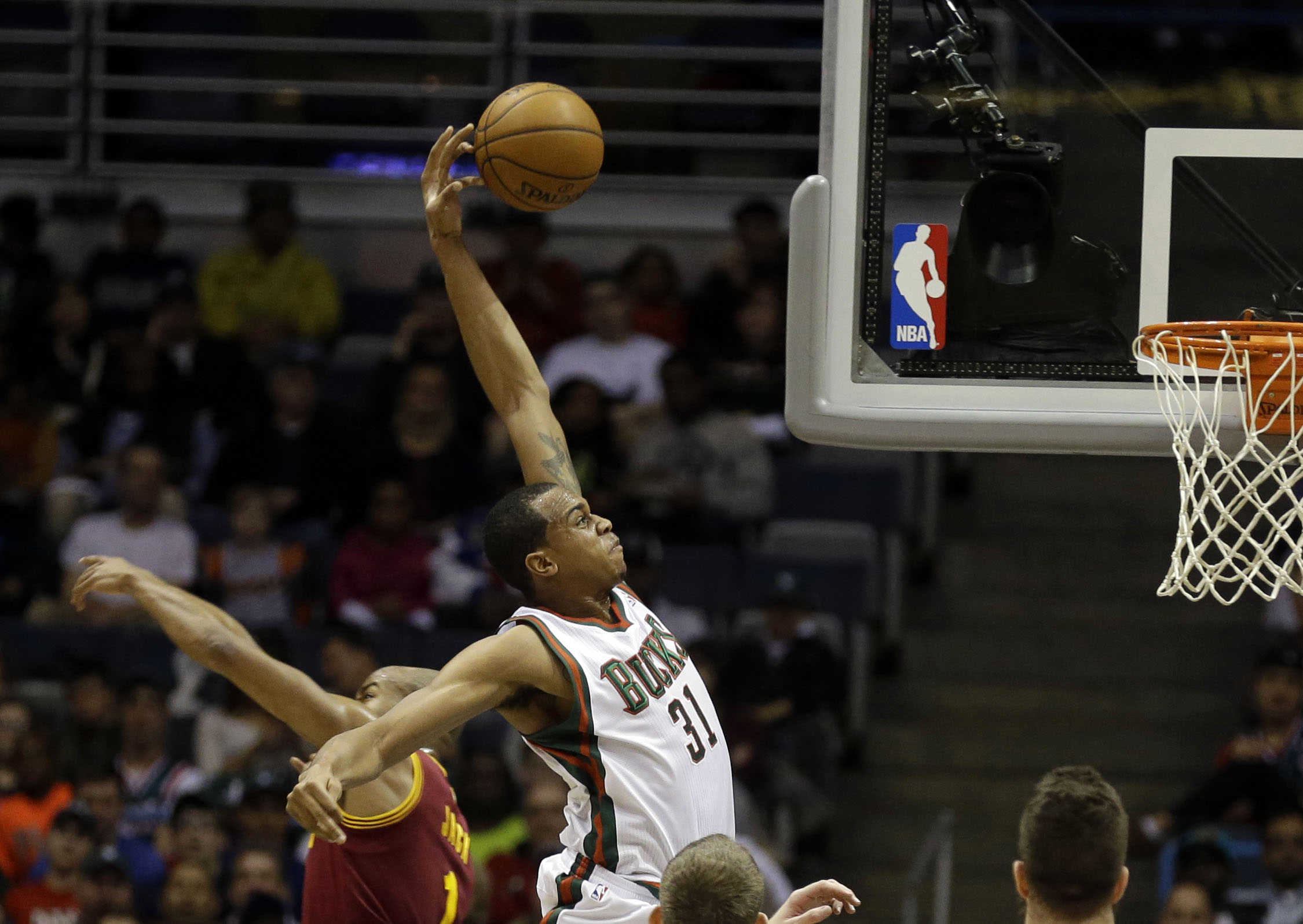 Knight, Sessions help Bucks hold off Cavs, 119-116