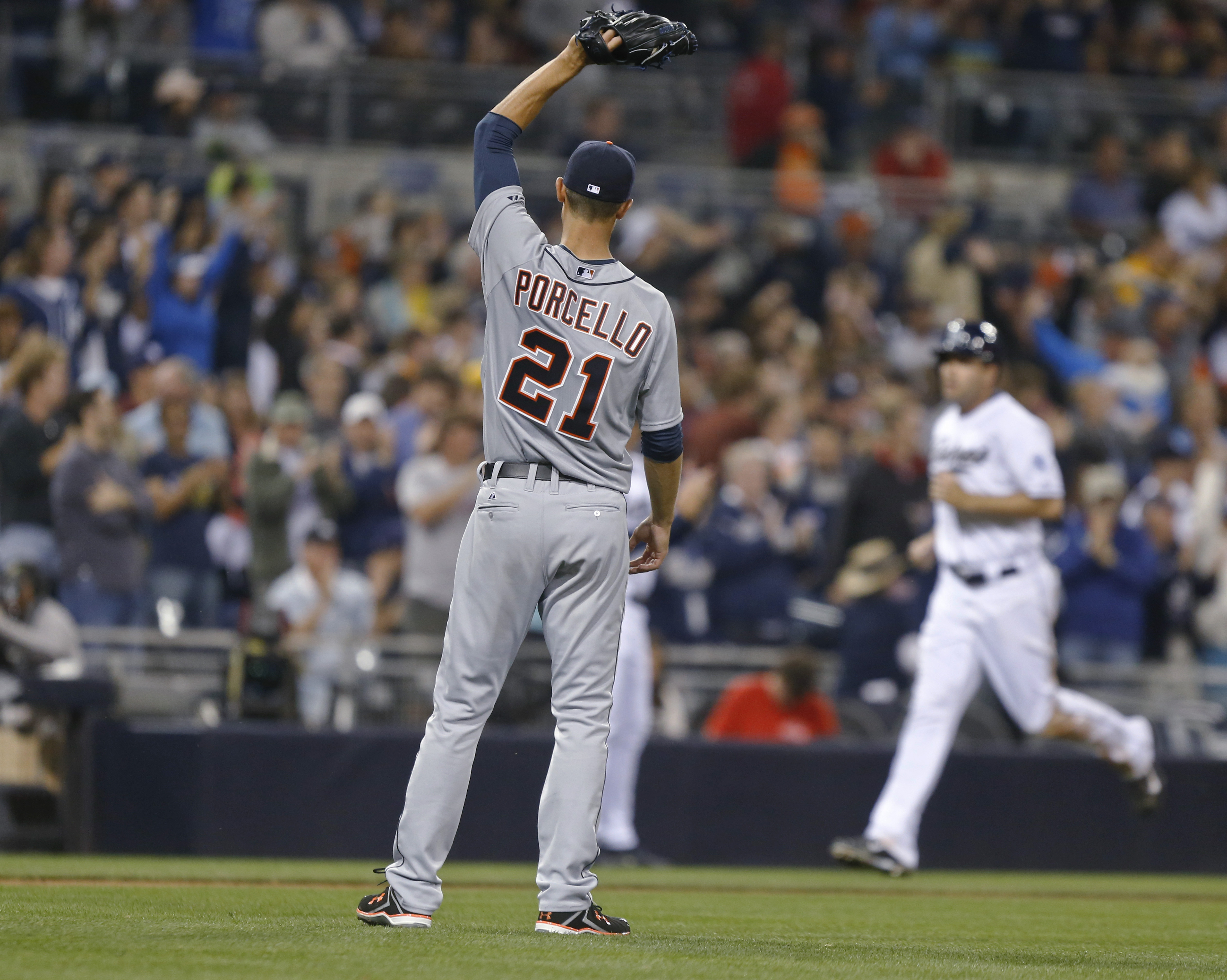 Davis keeps Tigers from being no-hit by Cashner