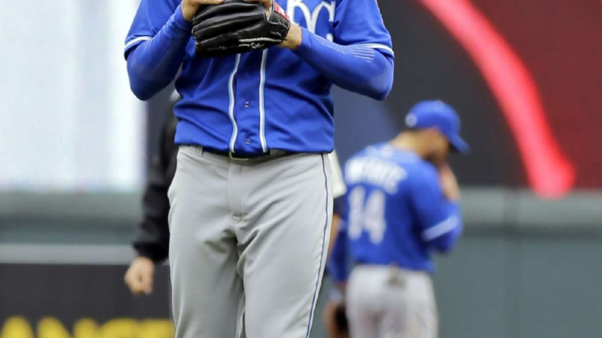 Shields, Royals undone by sloppy defense vs. Twins