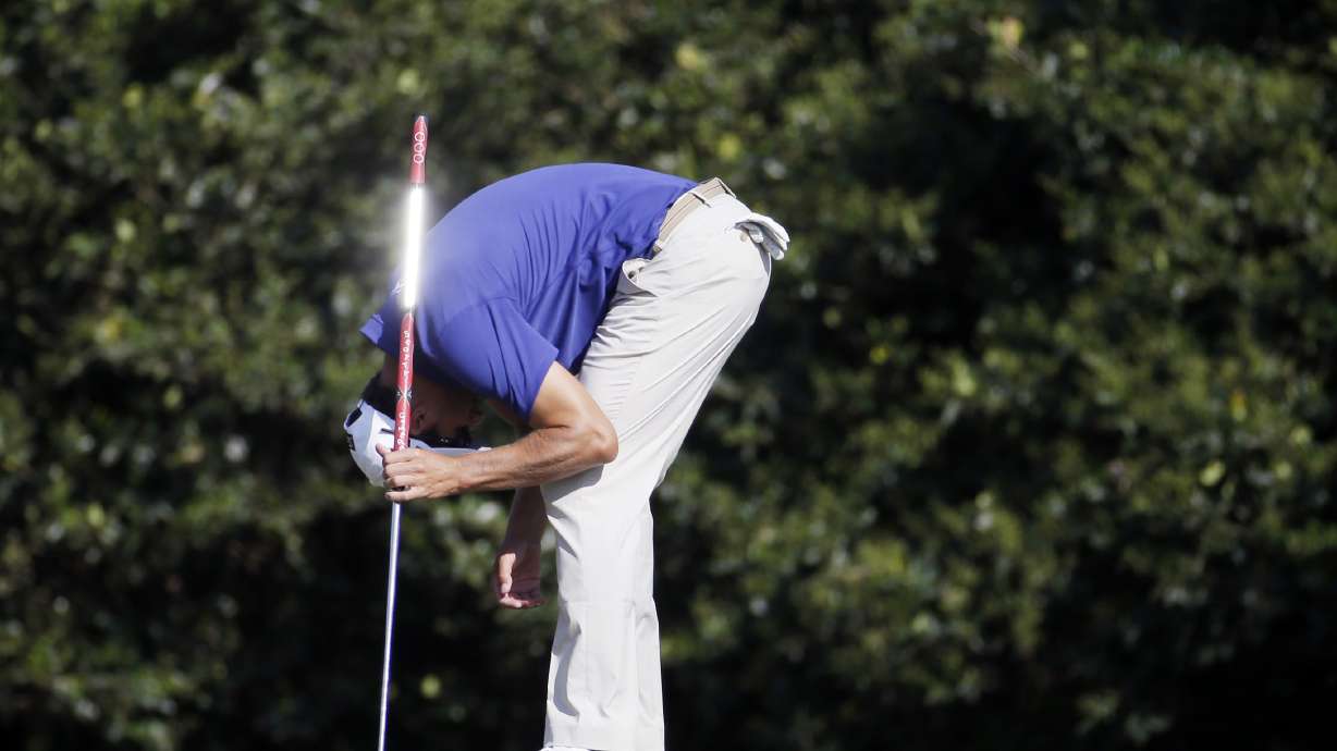 Scott flails with putter, falls from leaderboard