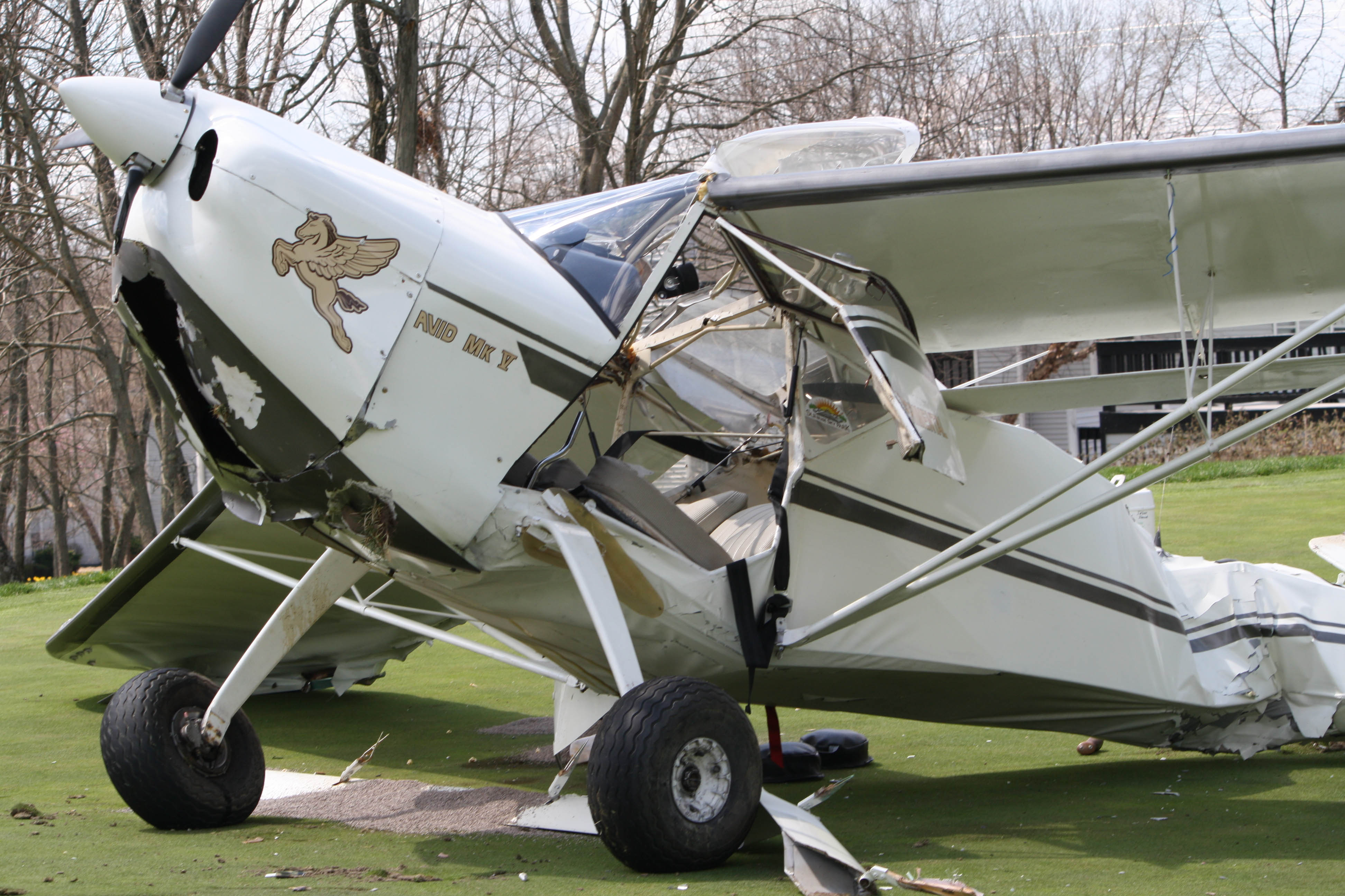 Ohio police: Small plane lands on golf course