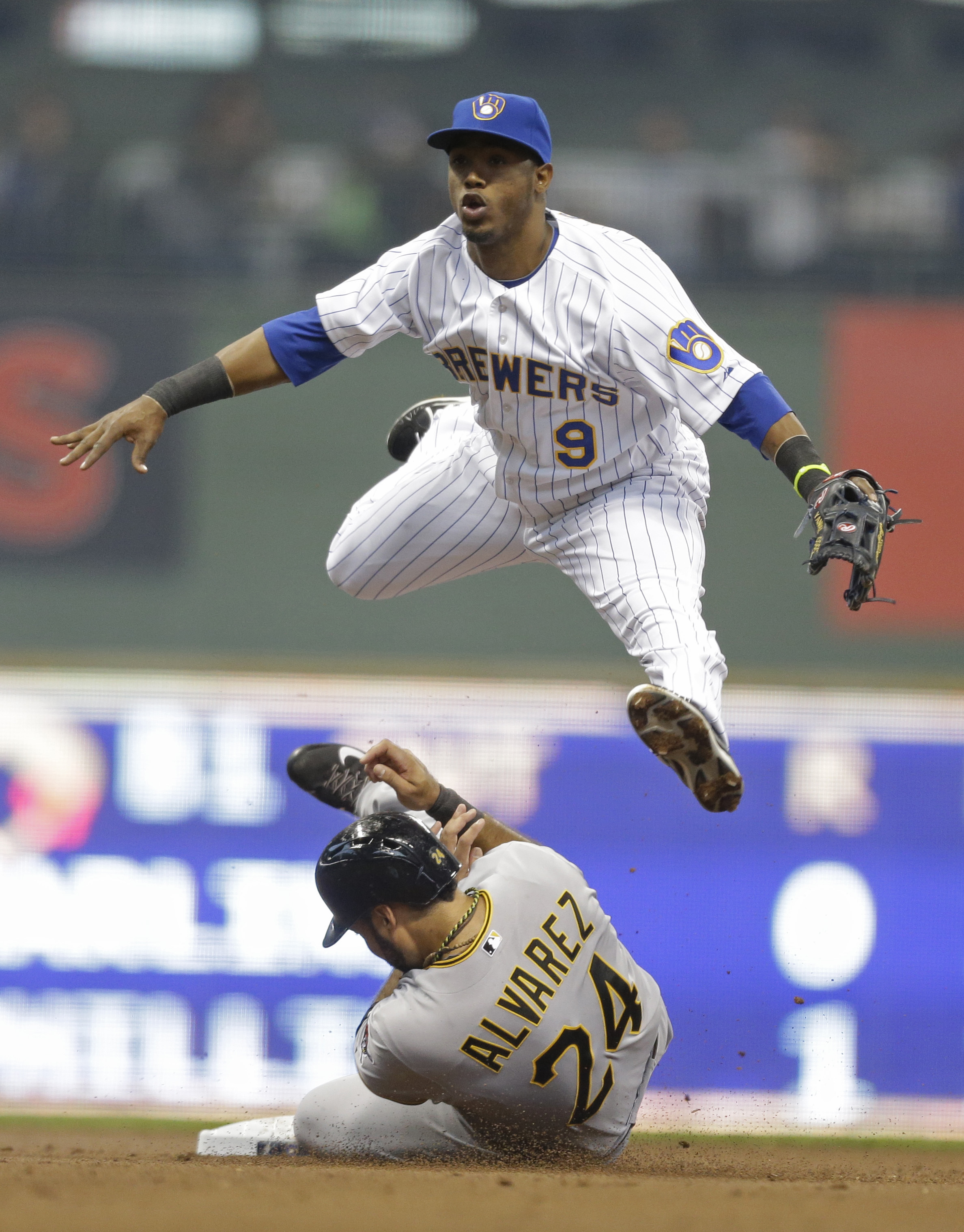 Brewers edge Pirates 3-2 for 8th straight win