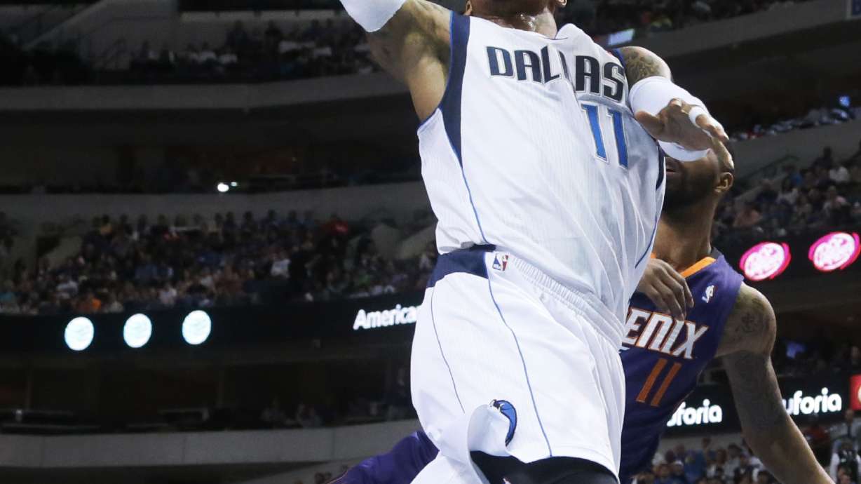 Ellis, Nowitzki top Suns, get Mavs in playoffs