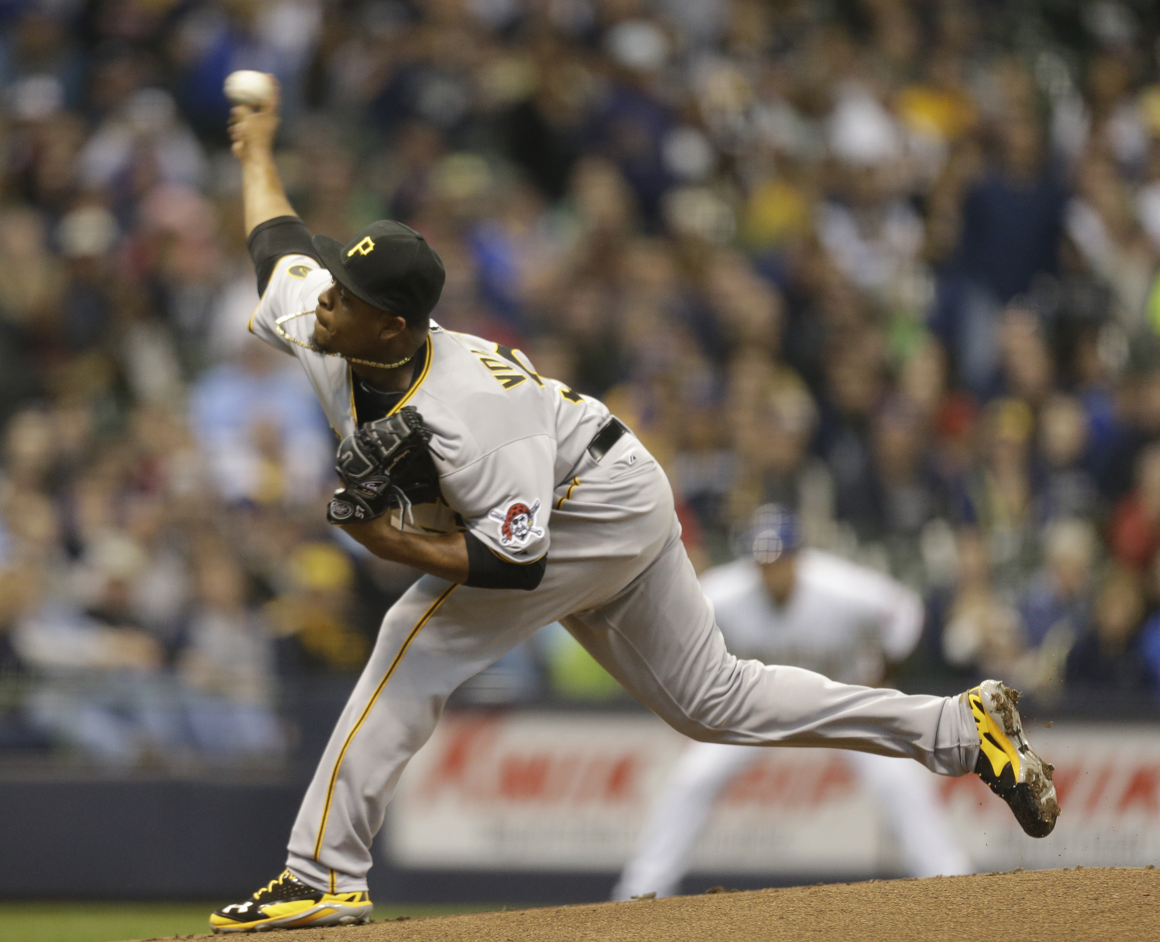 Volquez, Pirates fall to Brewers, 3-2