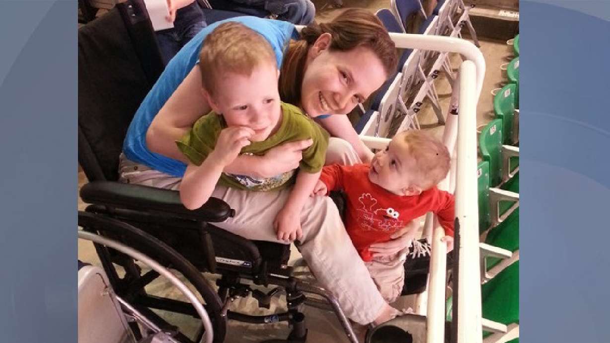 Mother struggling with MS receives help from Boy Scout