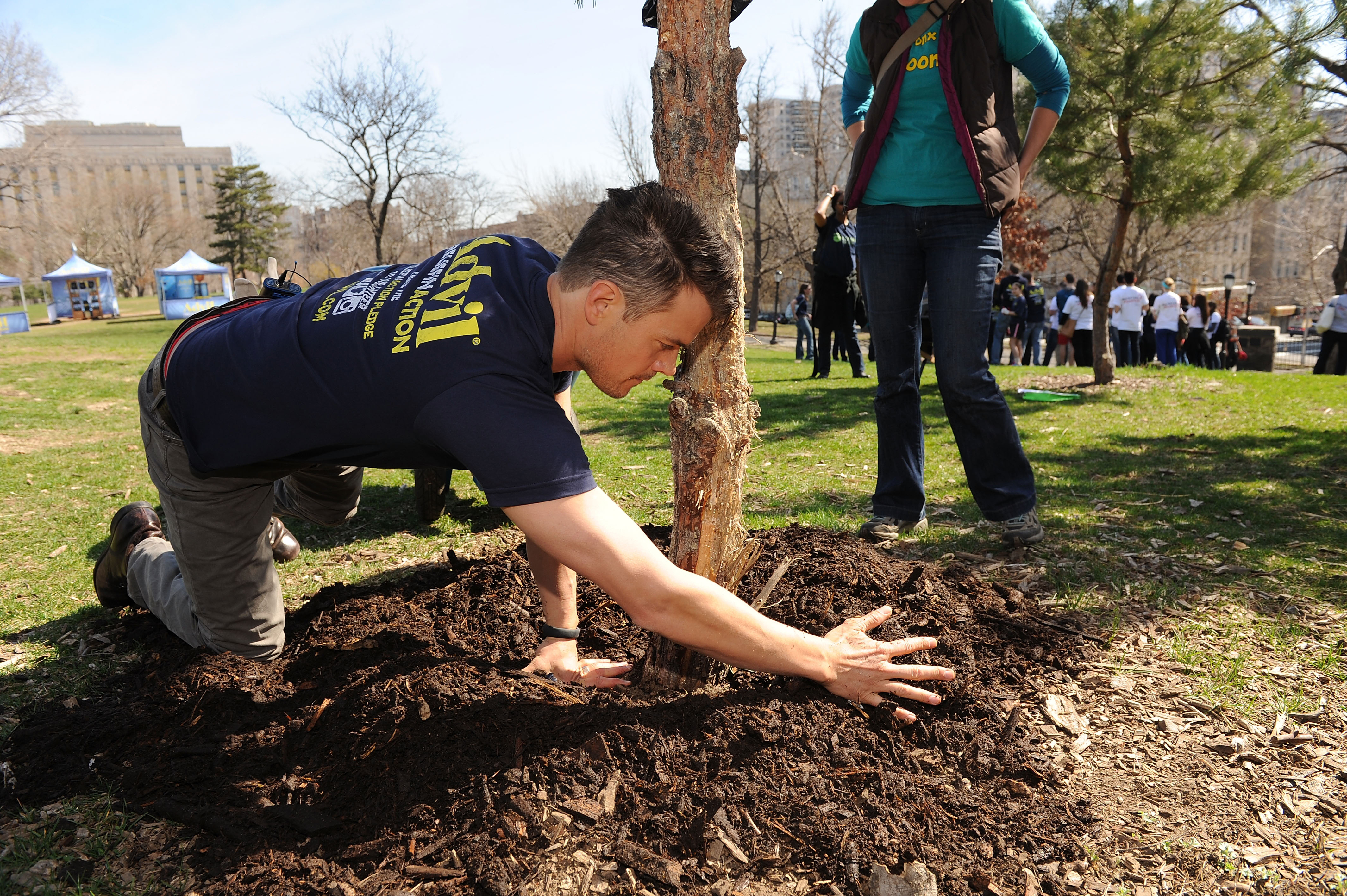 Advil® Relief in Action and Josh Duhamel Celebrate National Volunteer Week with Points of Light & Kick off a Nationwide “Relief” Tour