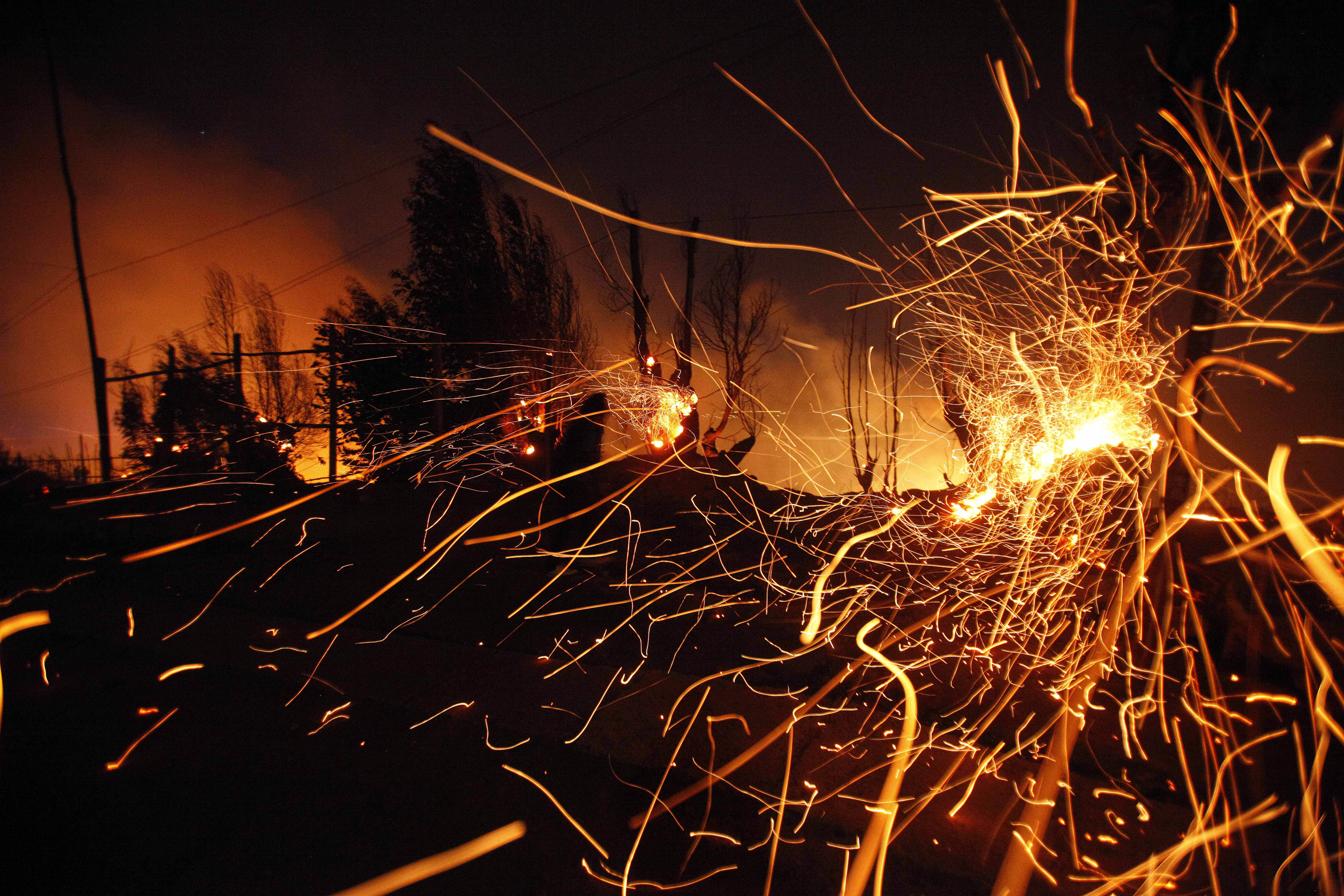 Fires still besiege Chile port; 15 dead, 500 hurt