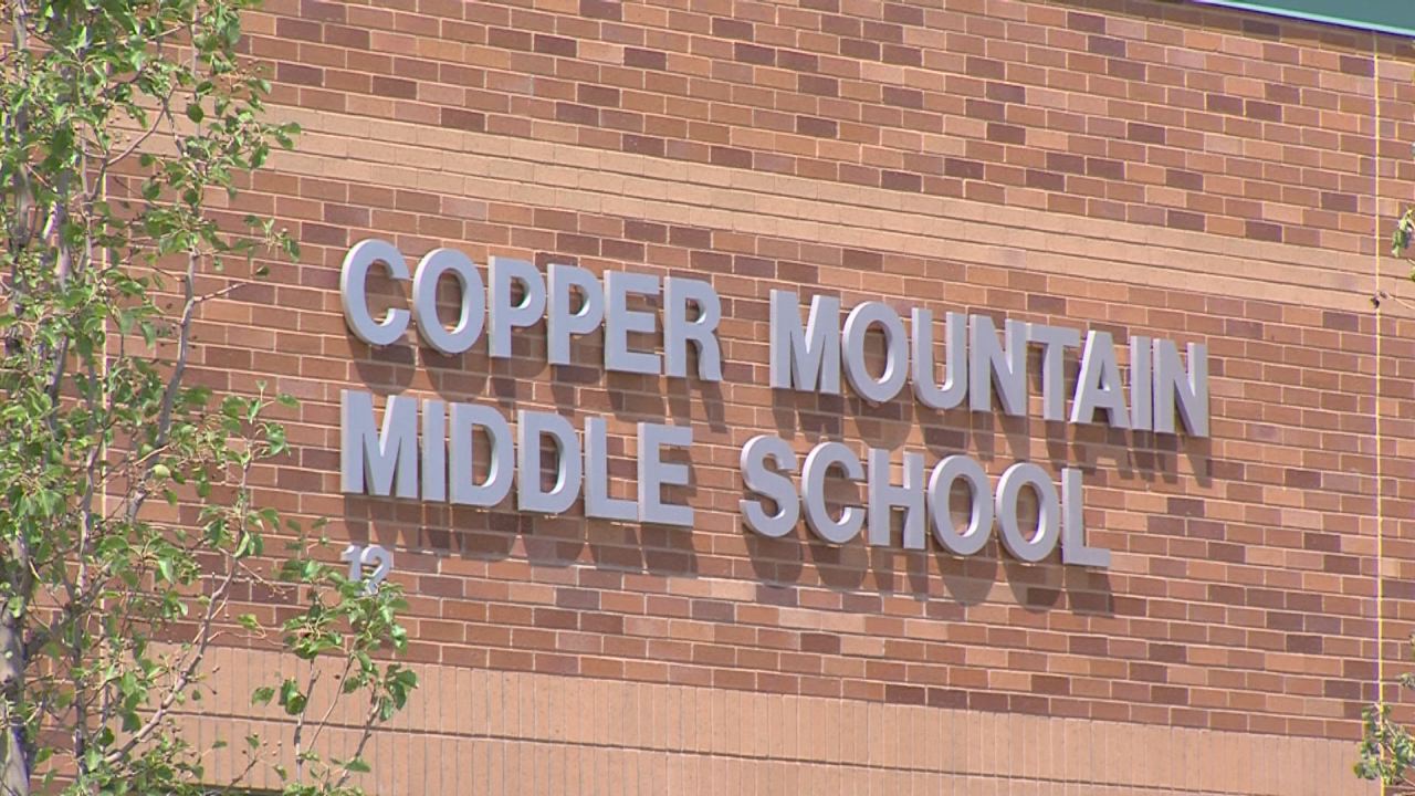 Sospechoso de violencia doméstica se esconde en escuela en Herriman