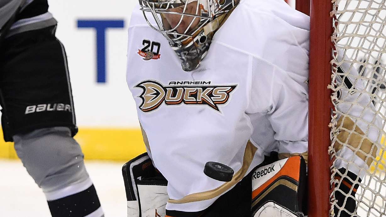 Ducks G Hiller dismayed by pre-playoff benching