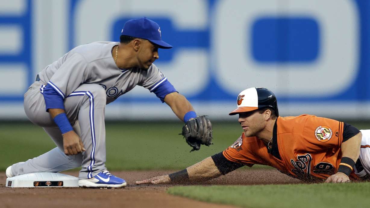 Blue Jays 2B Izturis out 4-6 months with bad knee