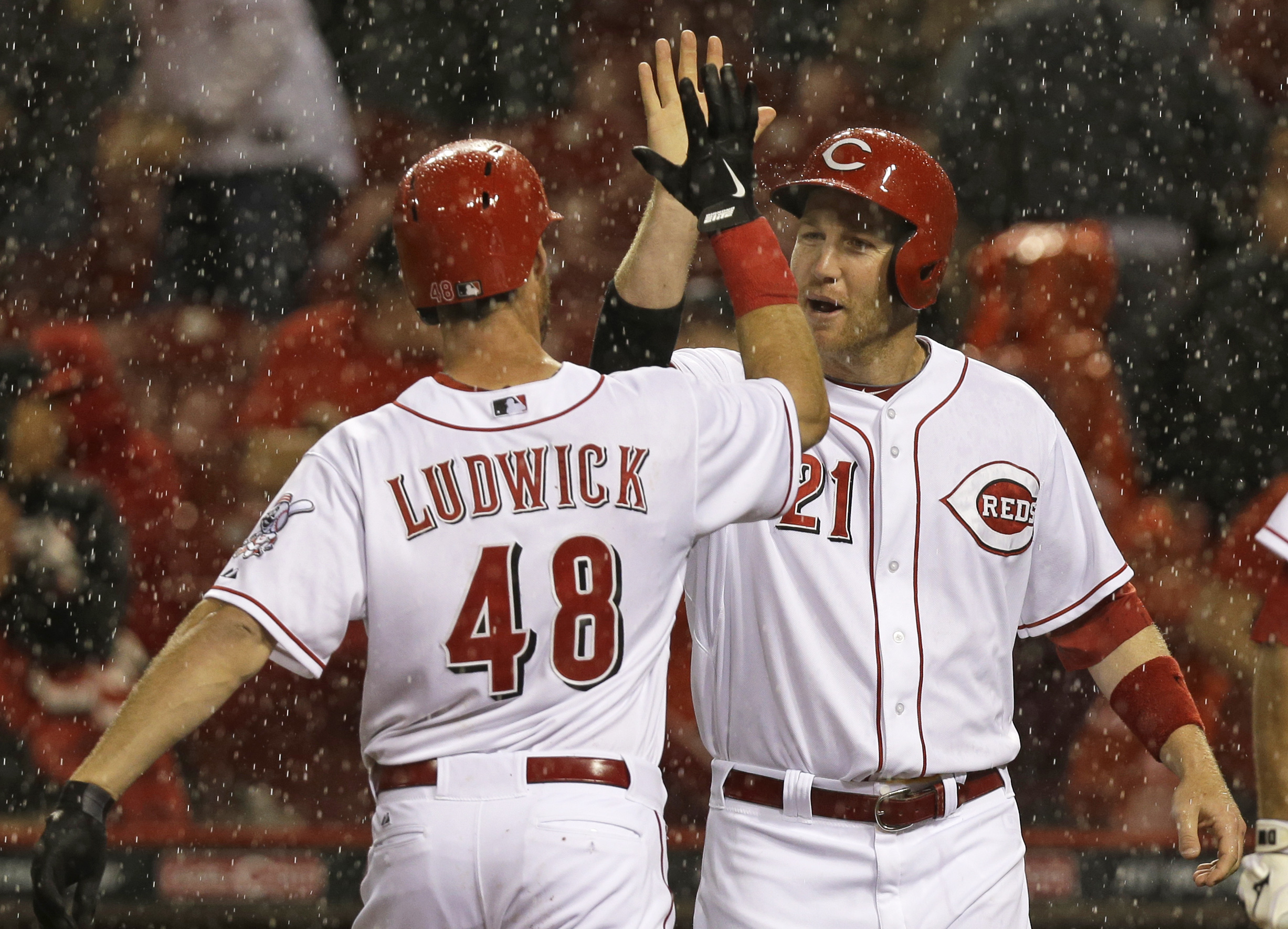 Reds, Pirates hit 10 HRs before game is suspended