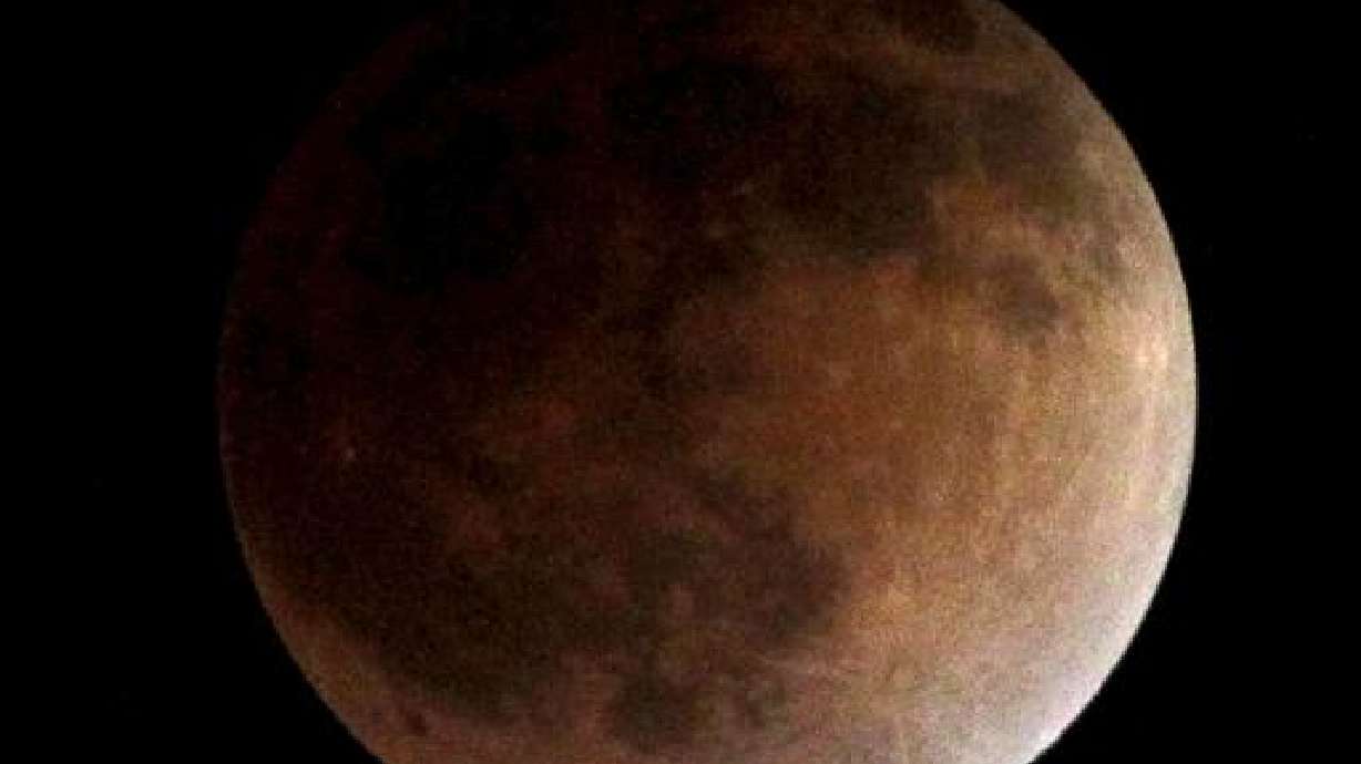 Eclipse lunar deleita a América