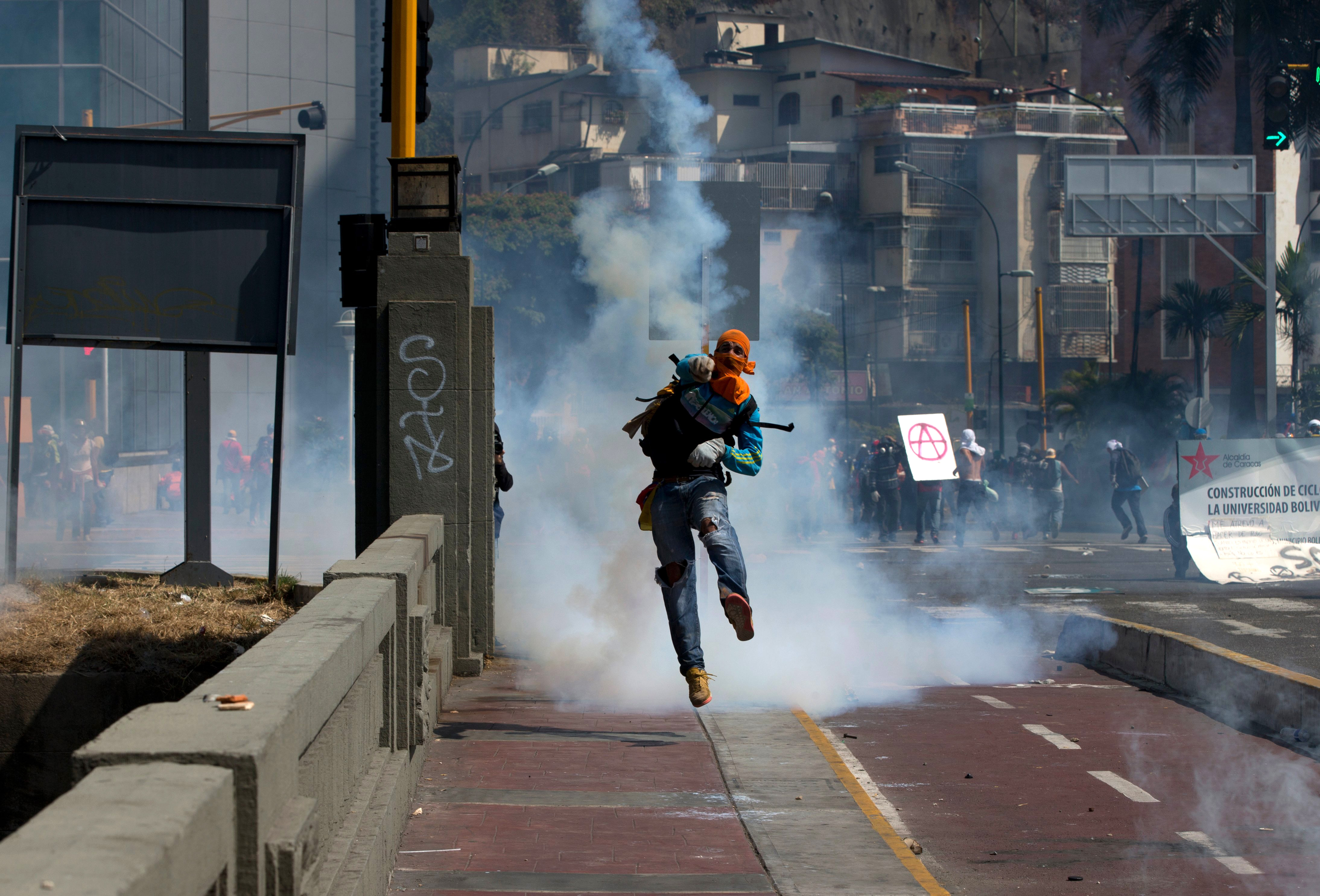 Venezuela opposition resumes talks with government