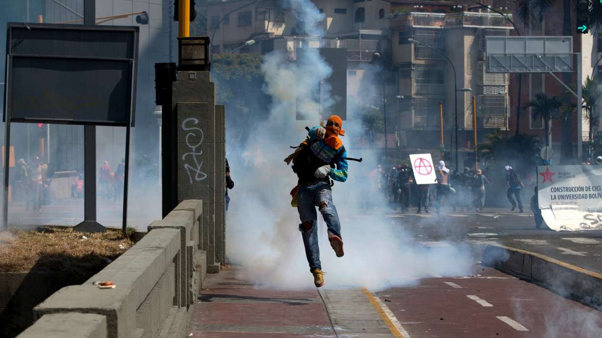 Venezuela opposition resumes talks with government